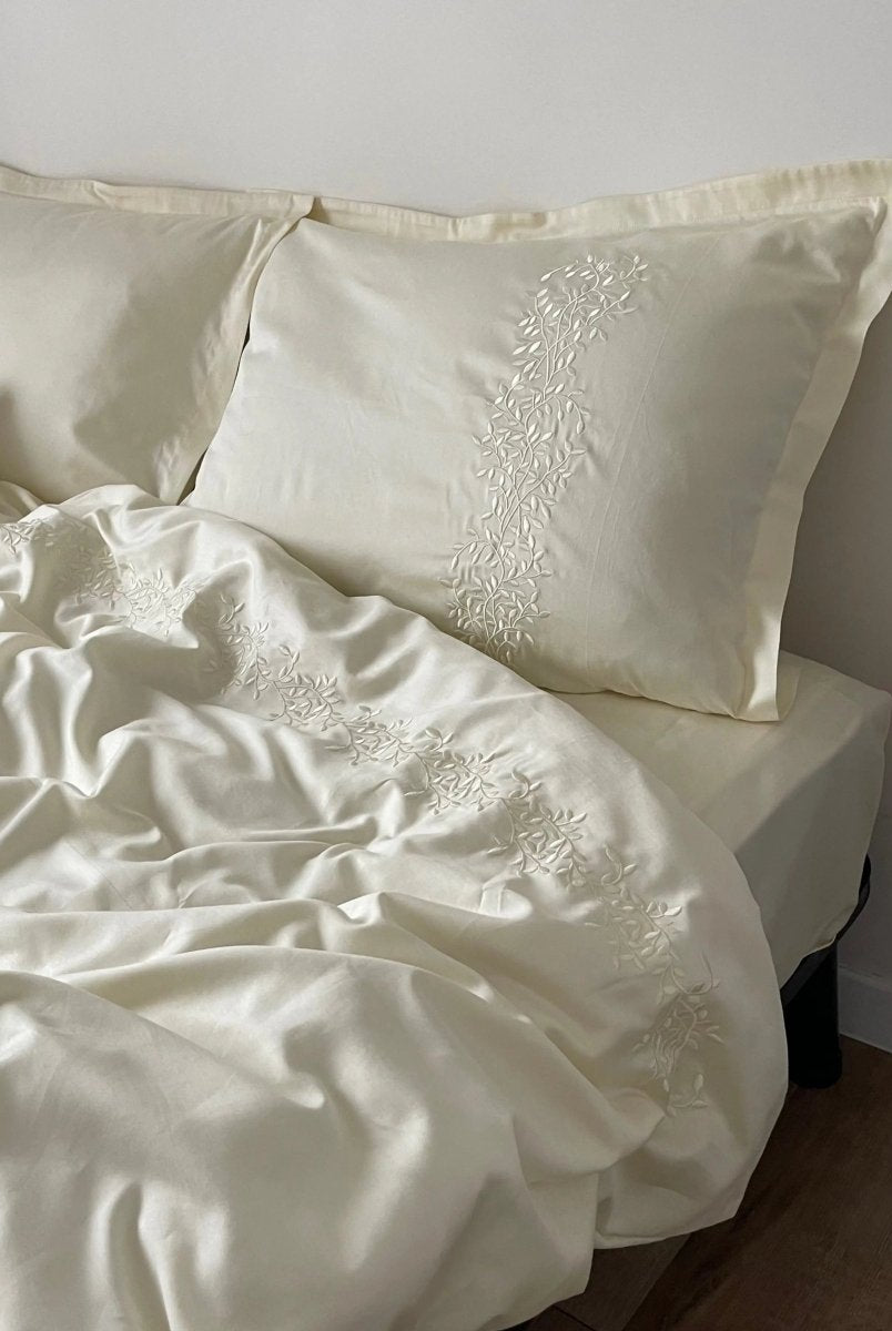 Pościel satynowa haftowana z merceryzowanej bawełny tureckiej 140 g/m² – ecru z haftem gałązek | Kolekcja Haftowana Wivanco Bedding