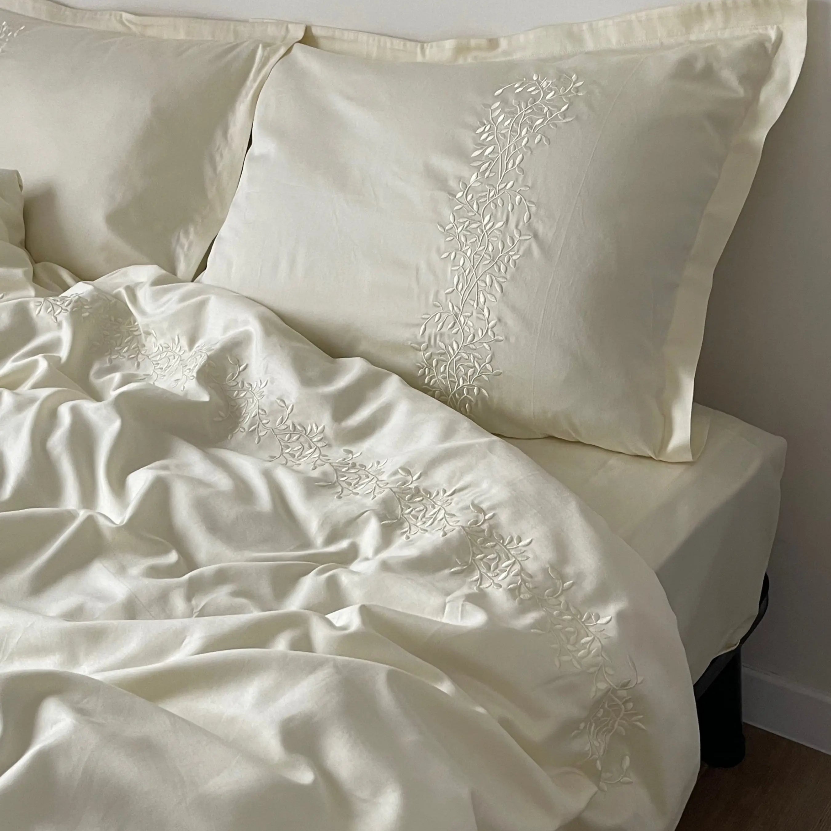Pościel satynowa haftowana z merceryzowanej bawełny tureckiej 140 g/m² – ecru z haftem gałązek | Kolekcja Haftowana Wivanco Bedding