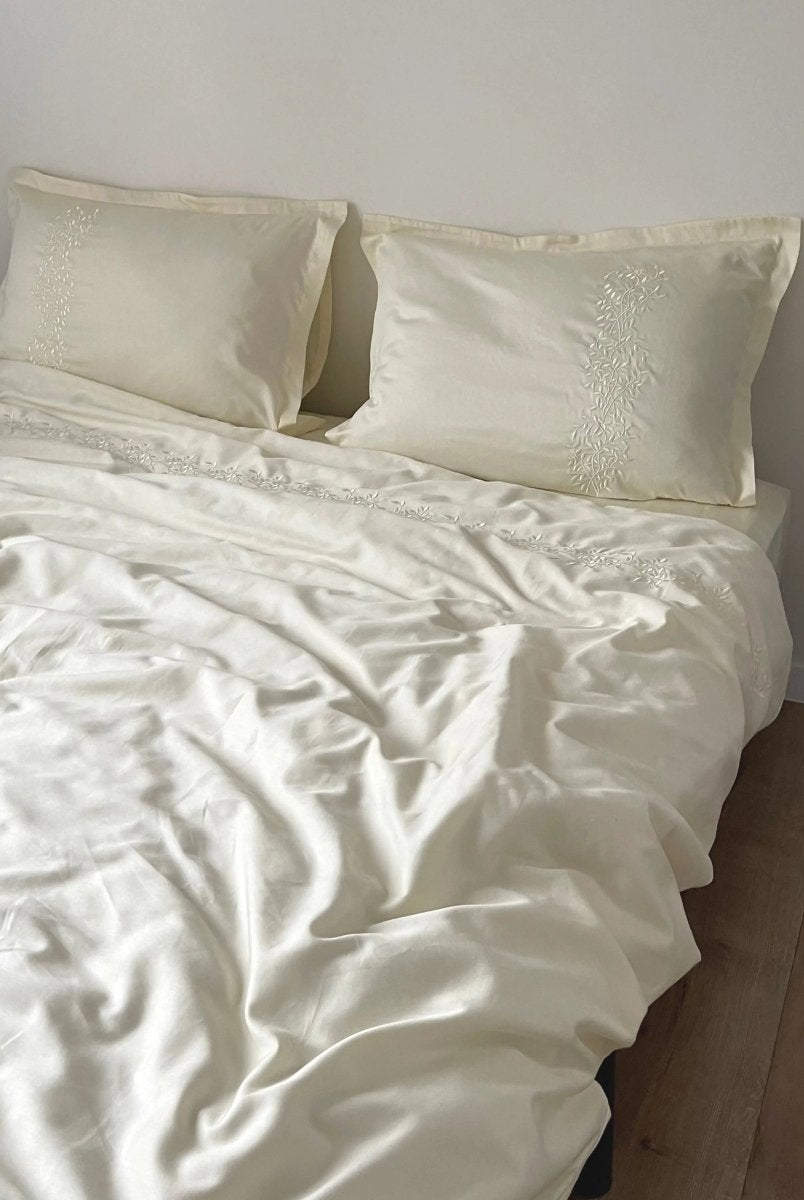 Pościel satynowa haftowana z merceryzowanej bawełny tureckiej 140 g/m² – ecru z haftem gałązek | Kolekcja Haftowana Wivanco Bedding