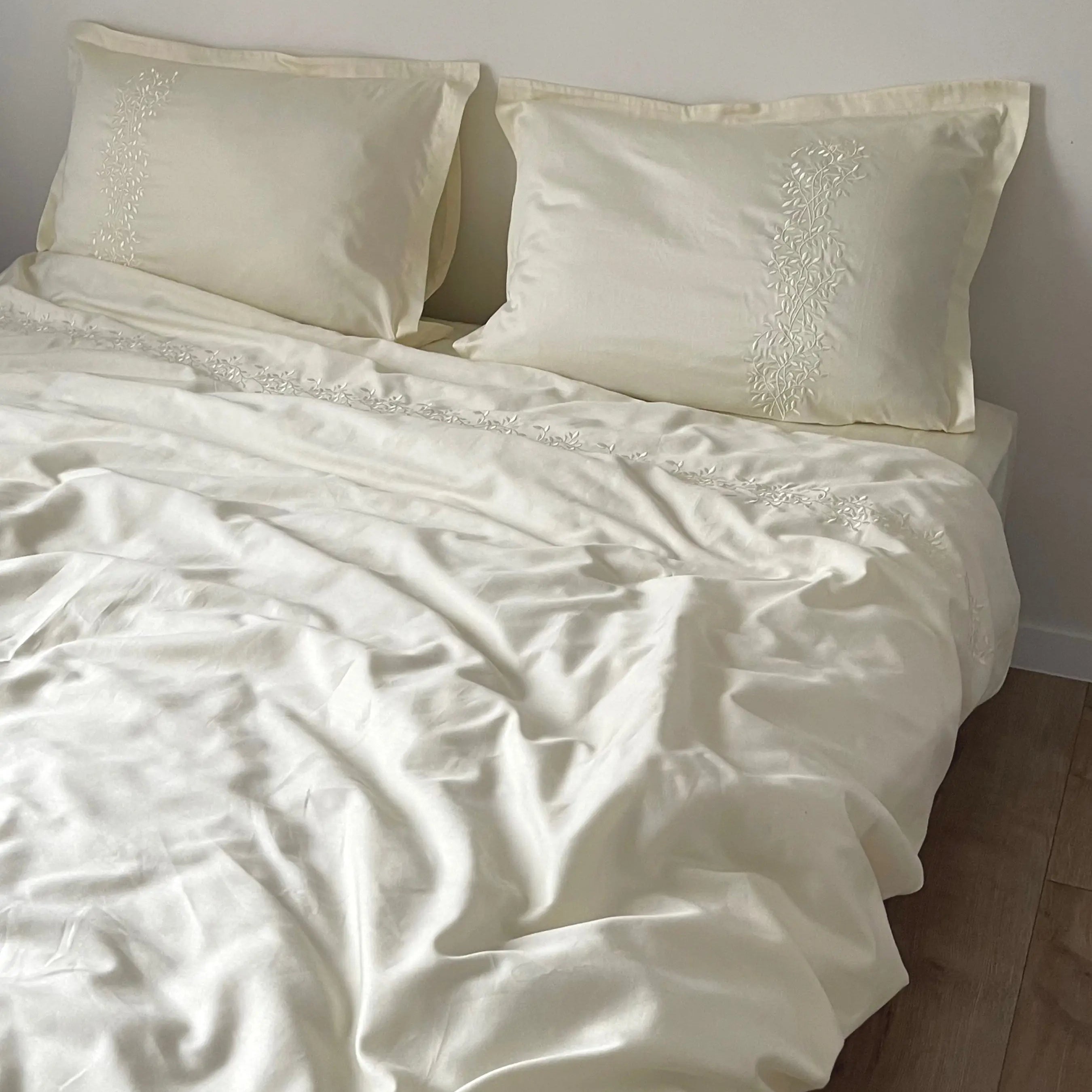 Pościel satynowa haftowana z merceryzowanej bawełny tureckiej 140 g/m² – ecru z haftem gałązek | Kolekcja Haftowana Wivanco Bedding