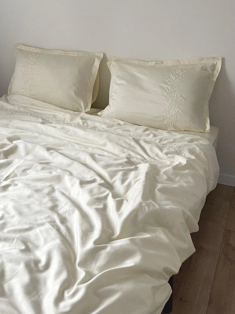 Pościel satynowa haftowana z merceryzowanej bawełny tureckiej 140 g/m² – ecru z haftem gałązek | Kolekcja Haftowana Wivanco Bedding