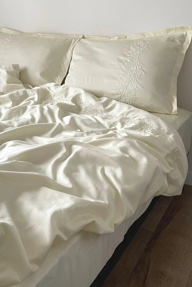 Pościel satynowa haftowana z merceryzowanej bawełny tureckiej 140 g/m² – ecru z haftem gałązek | Kolekcja Haftowana Wivanco Bedding