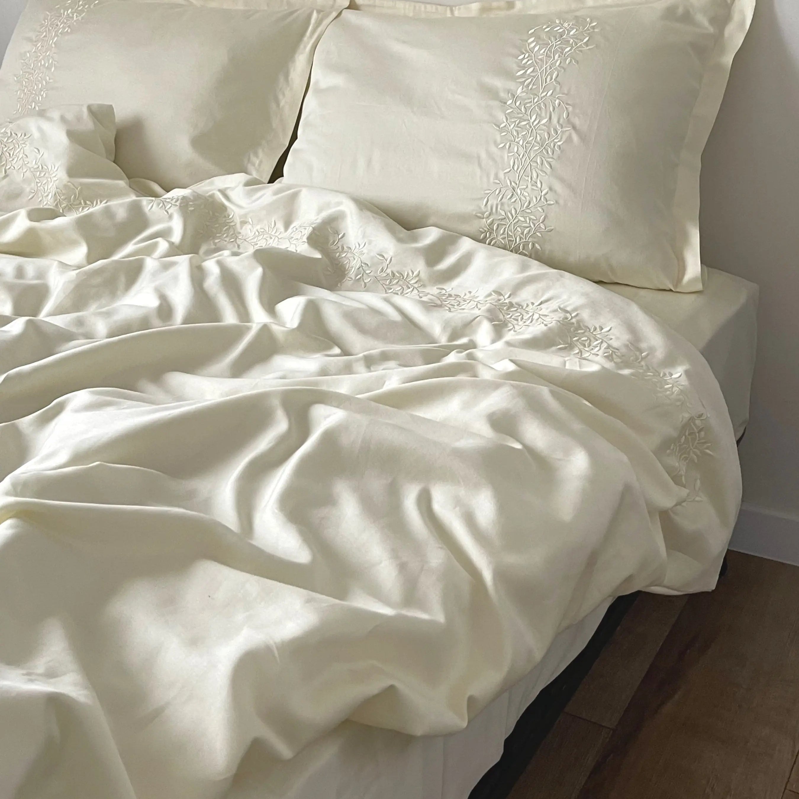 Pościel satynowa haftowana z merceryzowanej bawełny tureckiej 140 g/m² – ecru z haftem gałązek | Kolekcja Haftowana Wivanco Bedding