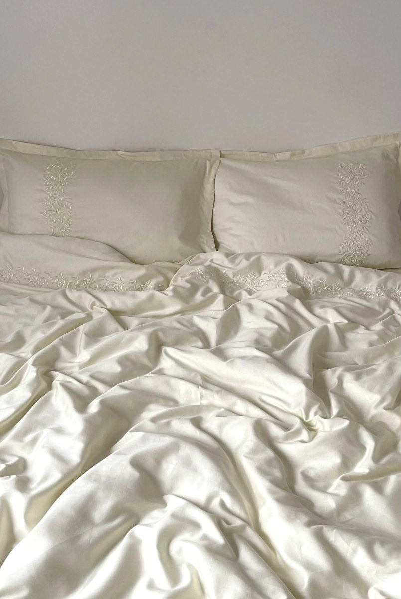 Pościel satynowa haftowana z merceryzowanej bawełny tureckiej 140 g/m² – ecru z haftem gałązek | Kolekcja Haftowana Wivanco Bedding