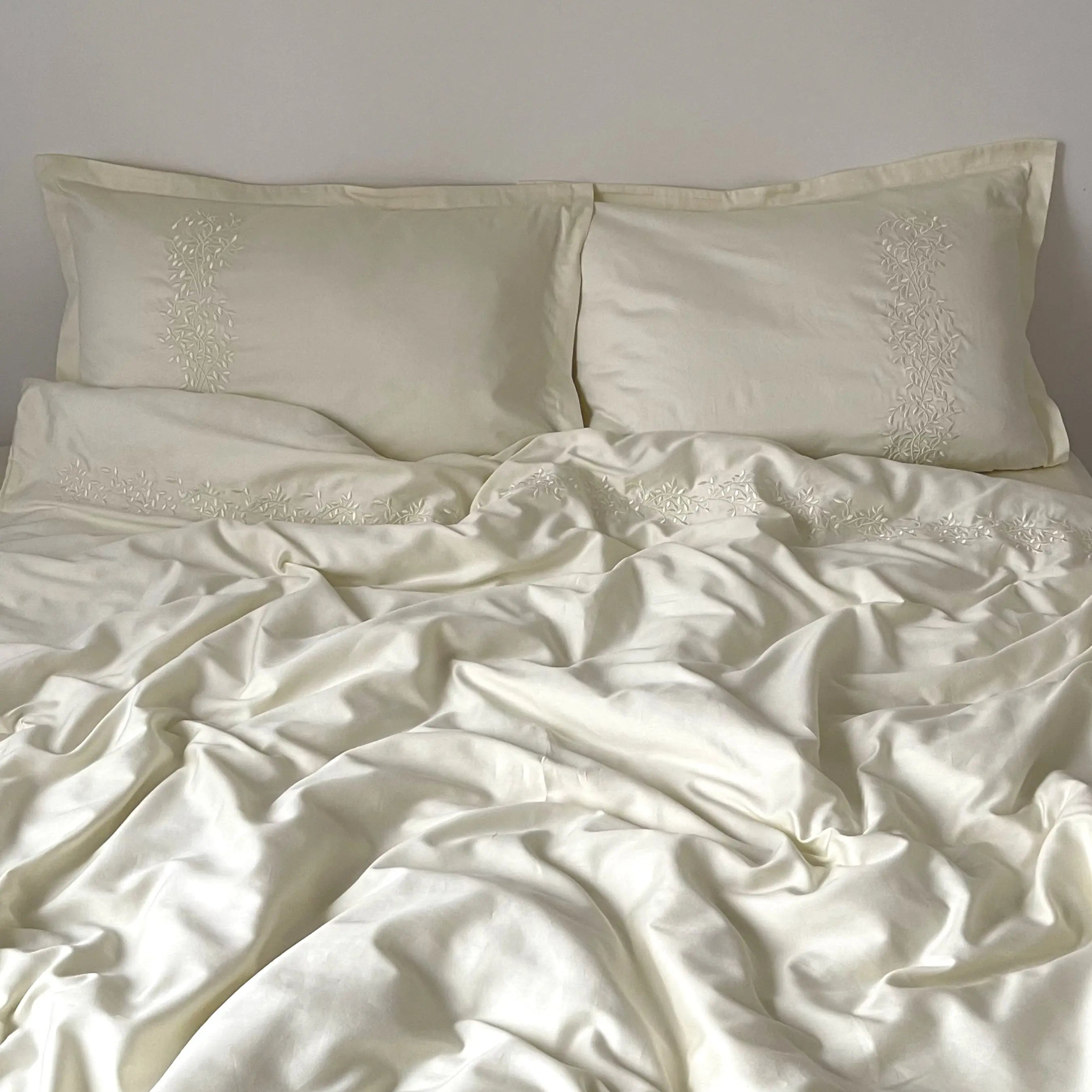 Pościel satynowa haftowana z merceryzowanej bawełny tureckiej 140 g/m² – ecru z haftem gałązek | Kolekcja Haftowana Wivanco Bedding