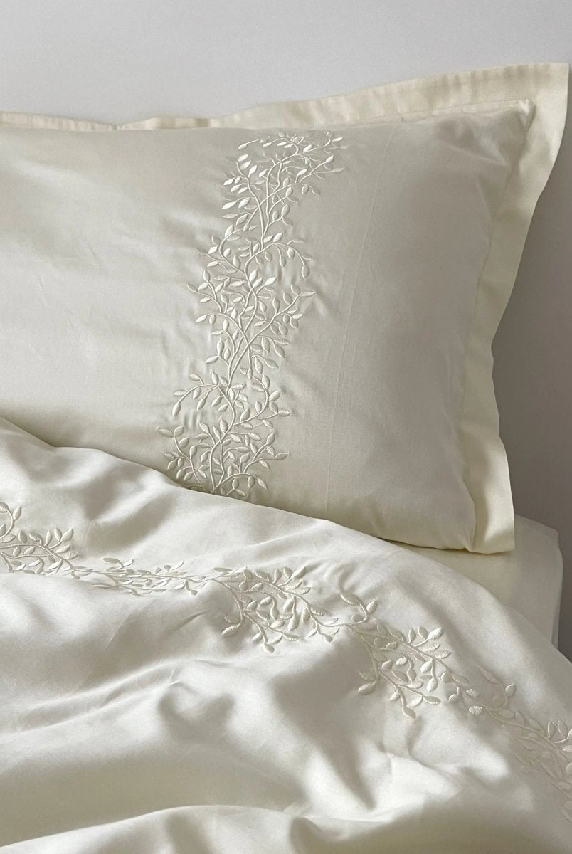 Pościel satynowa haftowana z merceryzowanej bawełny tureckiej 140 g/m² – ecru z haftem gałązek | Kolekcja Haftowana Wivanco Bedding
