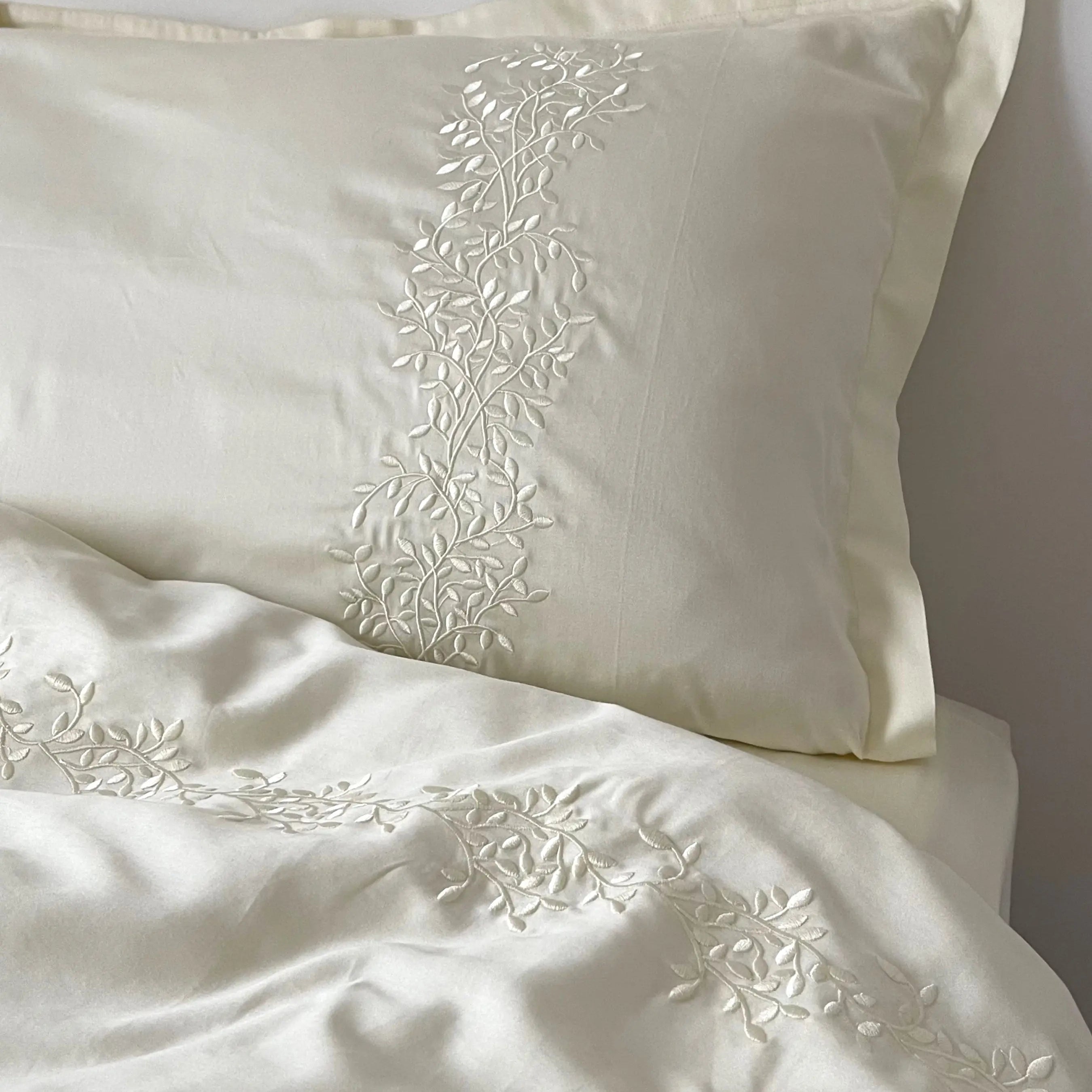 Pościel satynowa haftowana z merceryzowanej bawełny tureckiej 140 g/m² – ecru z haftem gałązek | Kolekcja Haftowana Wivanco Bedding