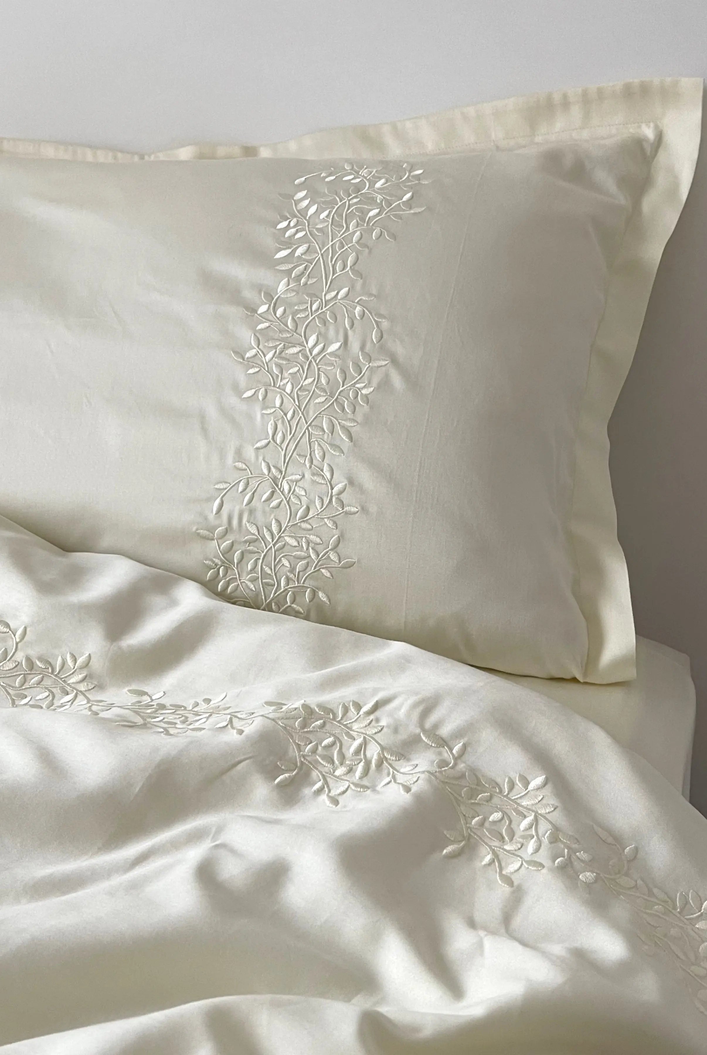 Pościel satynowa haftowana z merceryzowanej bawełny tureckiej 140 g/m² – ecru z haftem gałązek | Kolekcja Haftowana Wivanco Bedding