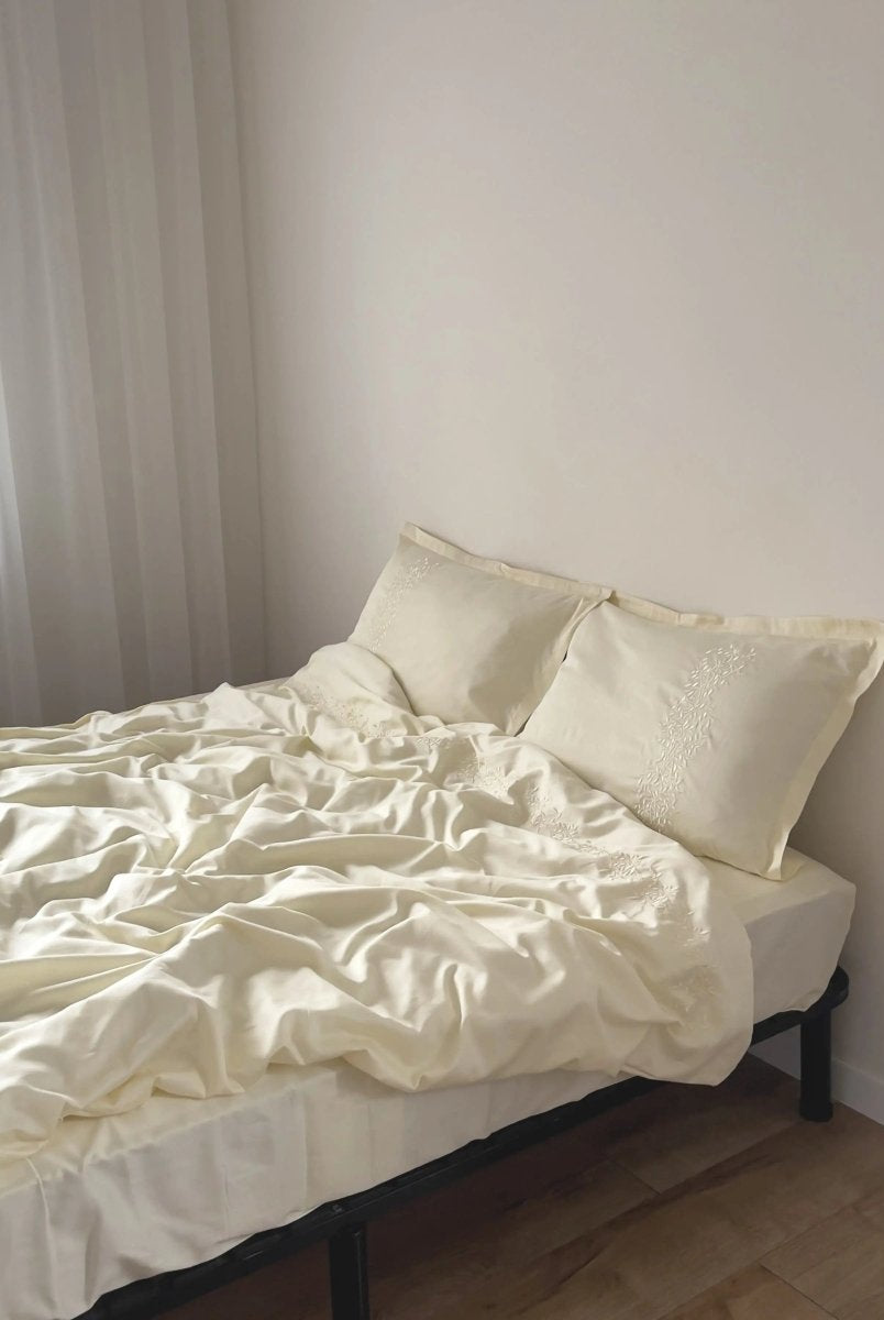 Pościel satynowa haftowana z merceryzowanej bawełny tureckiej 140 g/m² – ecru z haftem gałązek | Kolekcja Haftowana Wivanco Bedding