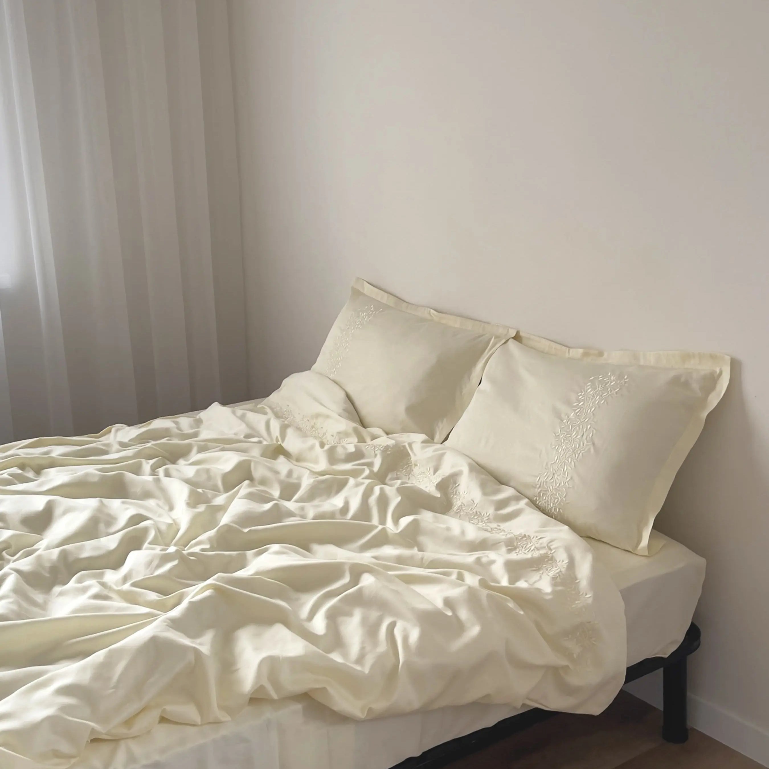 Pościel satynowa haftowana z merceryzowanej bawełny tureckiej 140 g/m² – ecru z haftem gałązek | Kolekcja Haftowana Wivanco Bedding