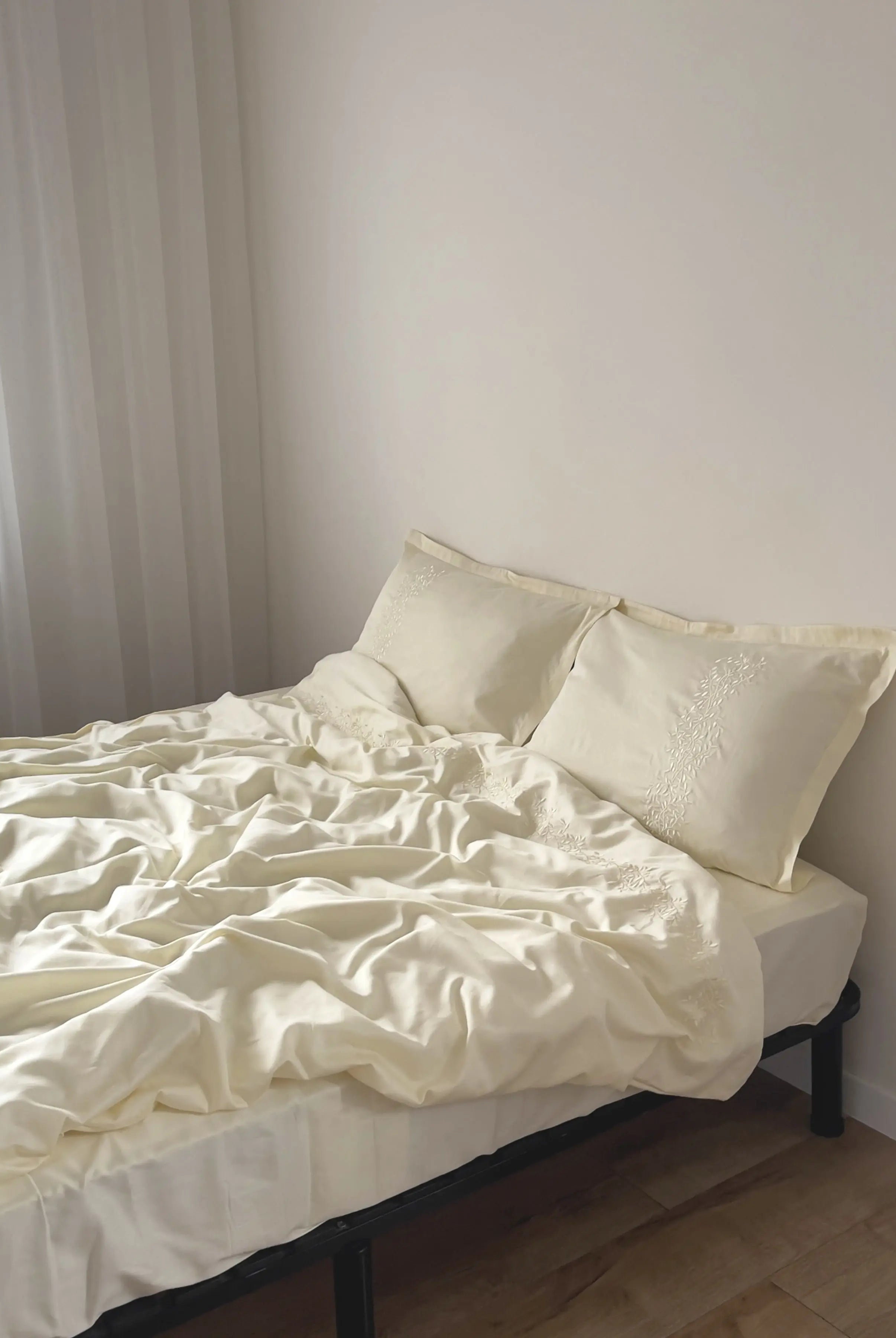 Pościel satynowa haftowana z merceryzowanej bawełny tureckiej 140 g/m² – ecru z haftem gałązek | Kolekcja Haftowana Wivanco Bedding
