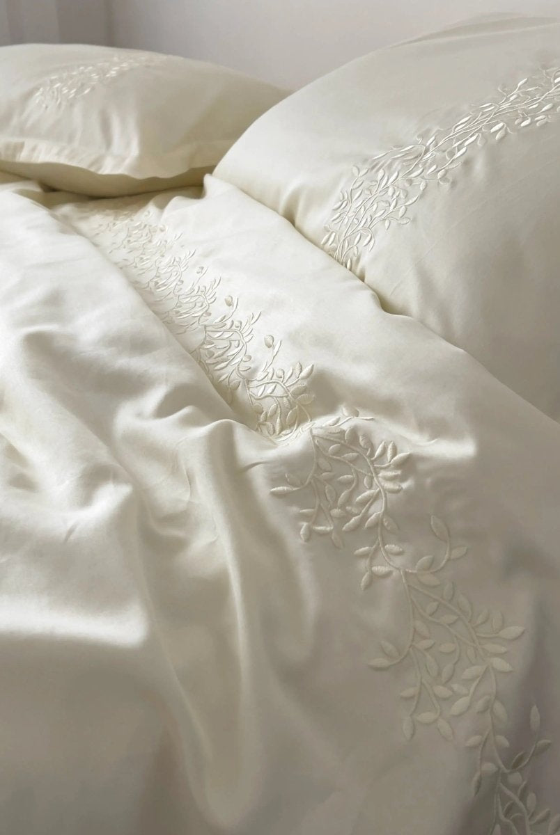 Pościel satynowa haftowana z merceryzowanej bawełny tureckiej 140 g/m² – ecru z haftem gałązek | Kolekcja Haftowana Wivanco Bedding