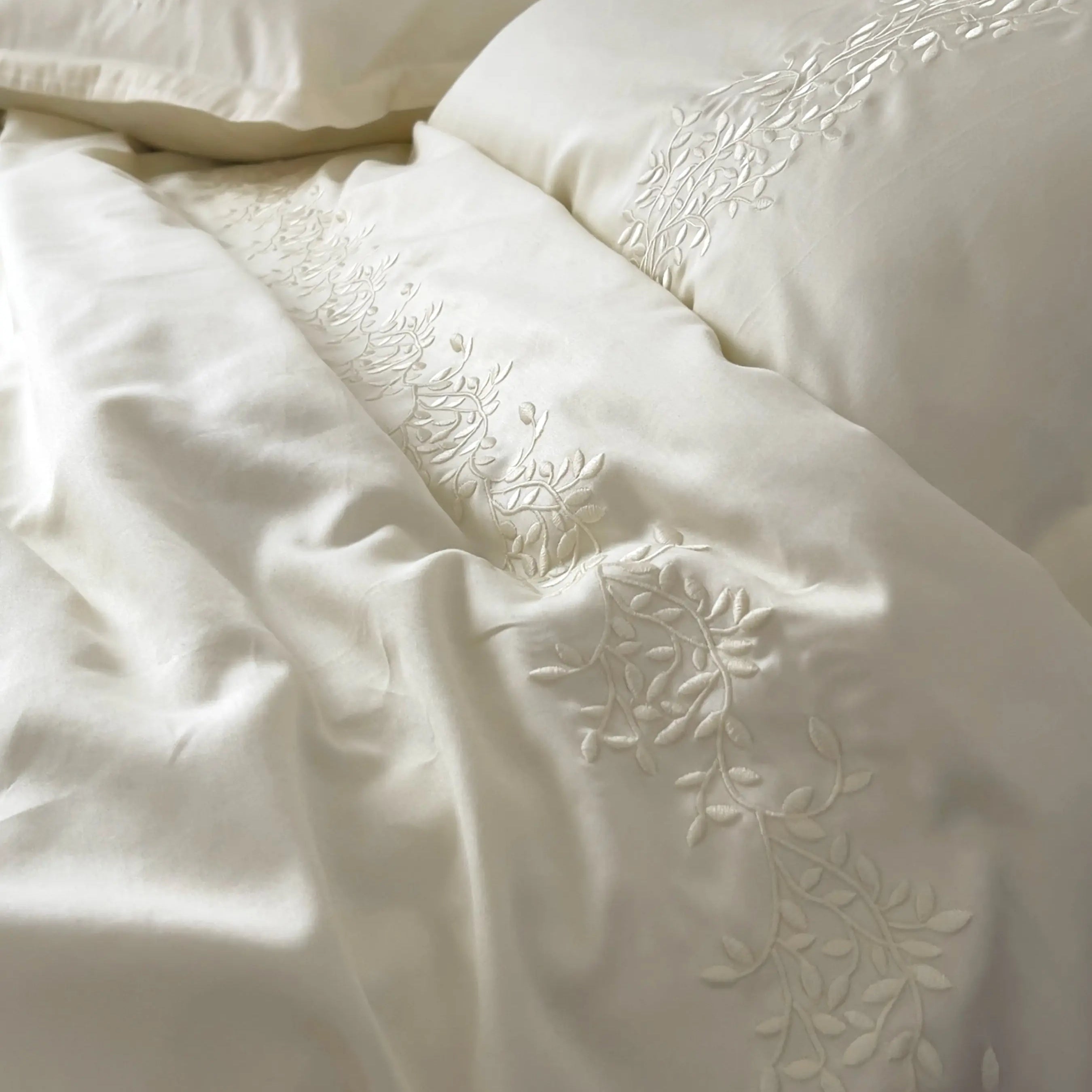 Pościel satynowa haftowana z merceryzowanej bawełny tureckiej 140 g/m² – ecru z haftem gałązek | Kolekcja Haftowana Wivanco Bedding