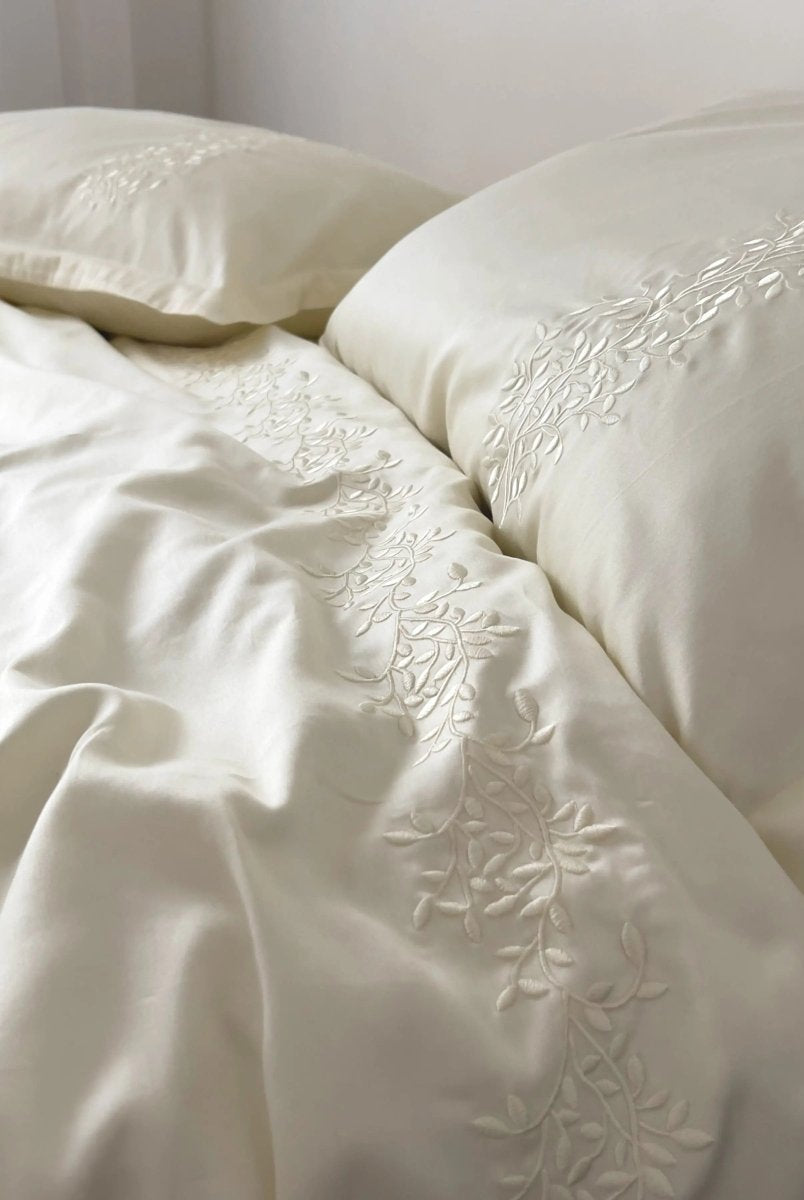 Pościel satynowa haftowana z merceryzowanej bawełny tureckiej 140 g/m² – ecru z haftem gałązek | Kolekcja Haftowana Wivanco Bedding