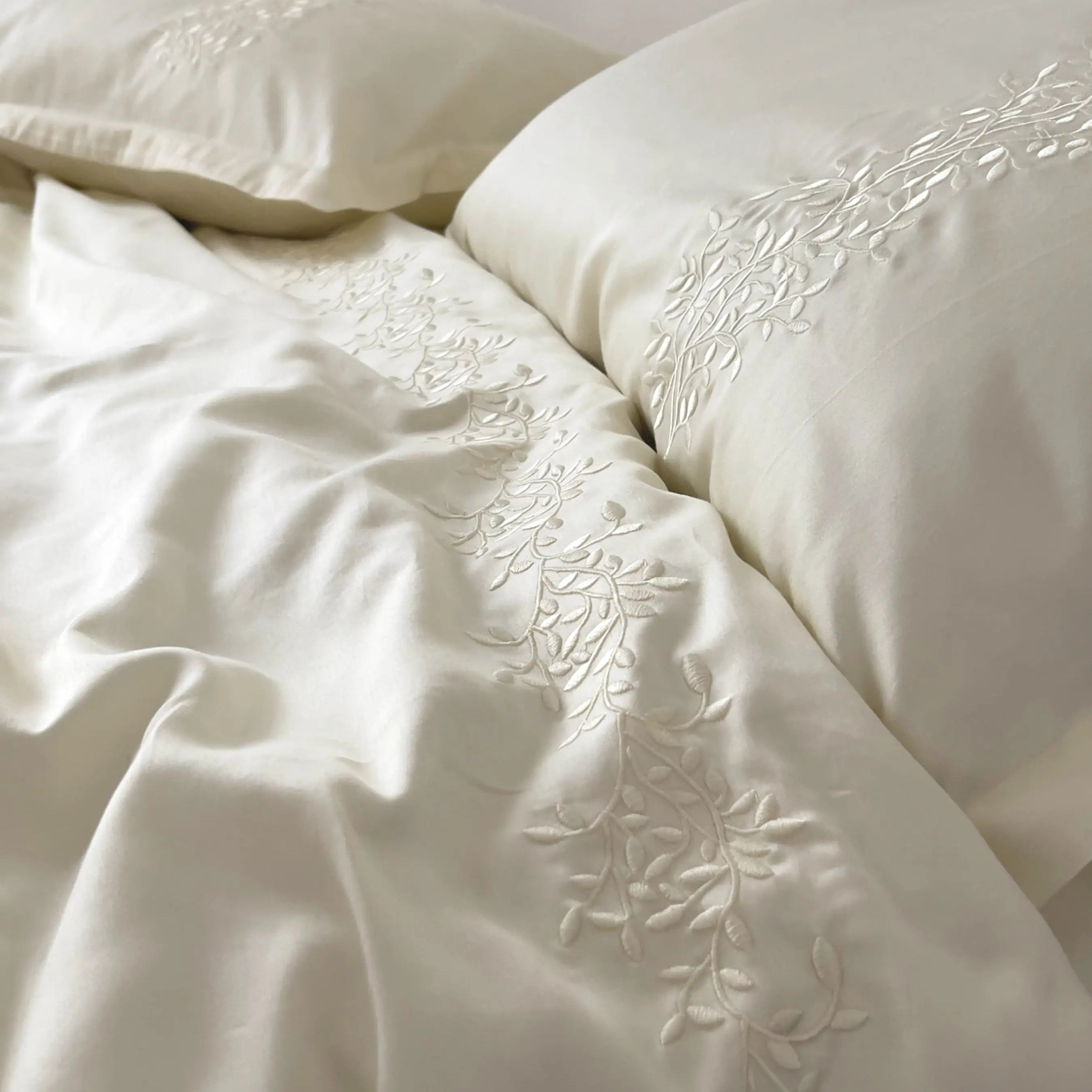 Pościel satynowa haftowana z merceryzowanej bawełny tureckiej 140 g/m² – ecru z haftem gałązek | Kolekcja Haftowana Wivanco Bedding