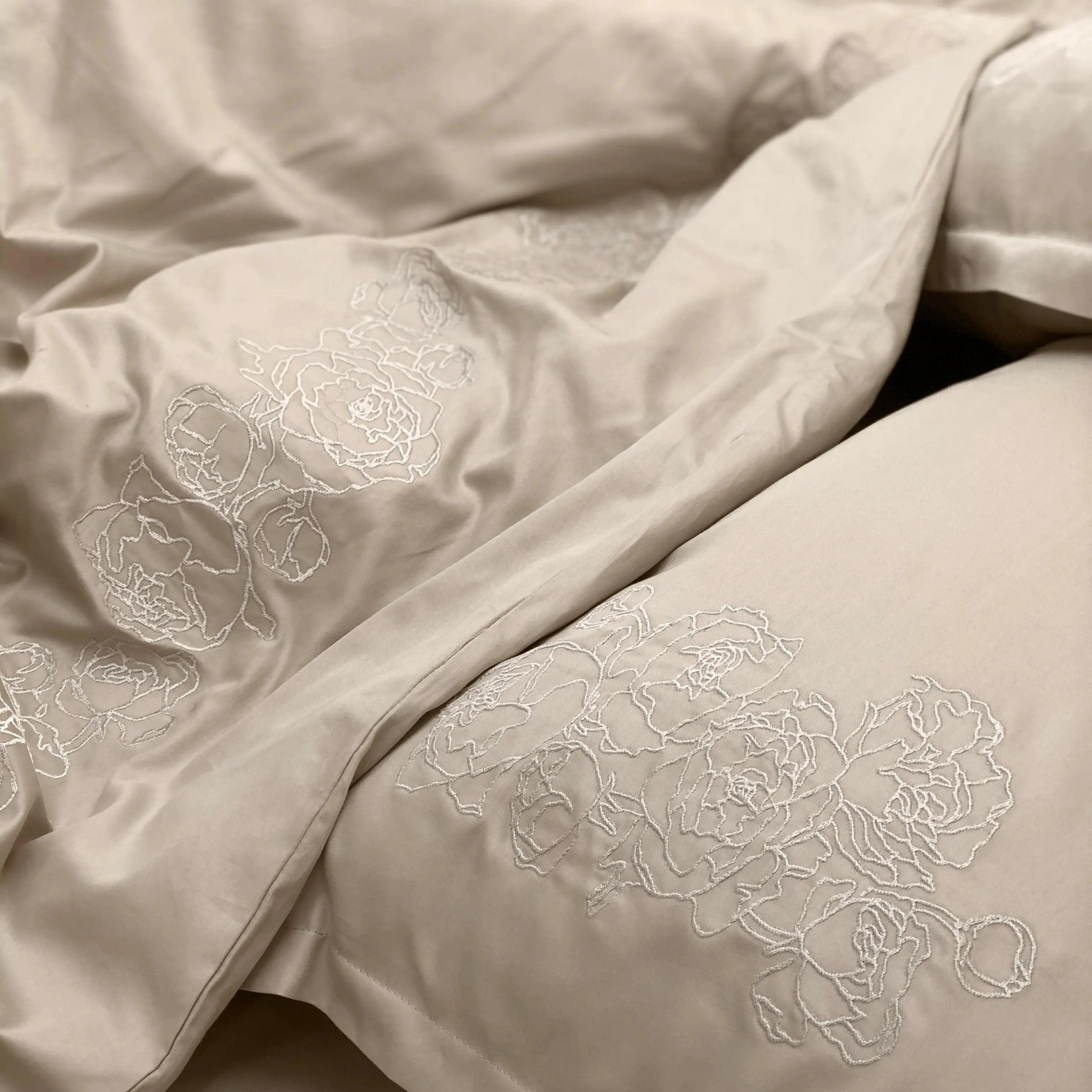 Pościel satynowa haftowana z merceryzowanej bawełny tureckiej 140 g/m² – latte z haftem piwonii | Kolekcja Haftowana Wivanco Bedding