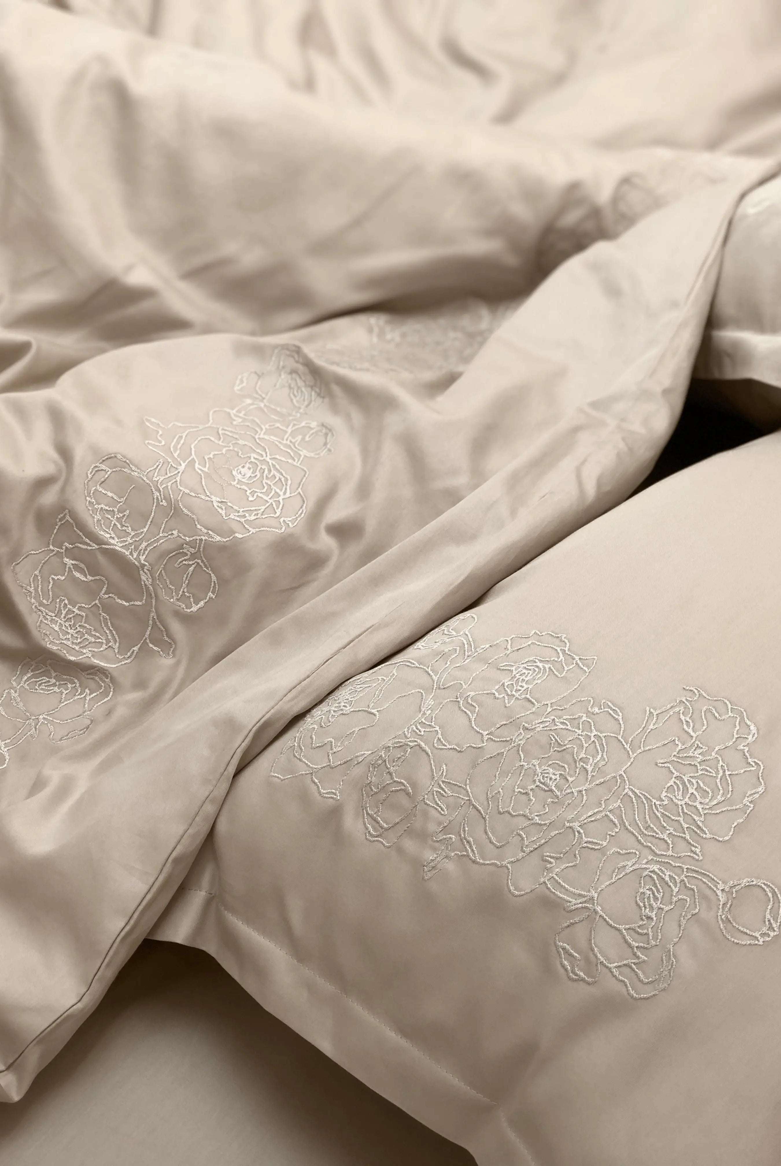 Pościel satynowa haftowana z merceryzowanej bawełny tureckiej 140 g/m² – latte z haftem piwonii | Kolekcja Haftowana Wivanco Bedding
