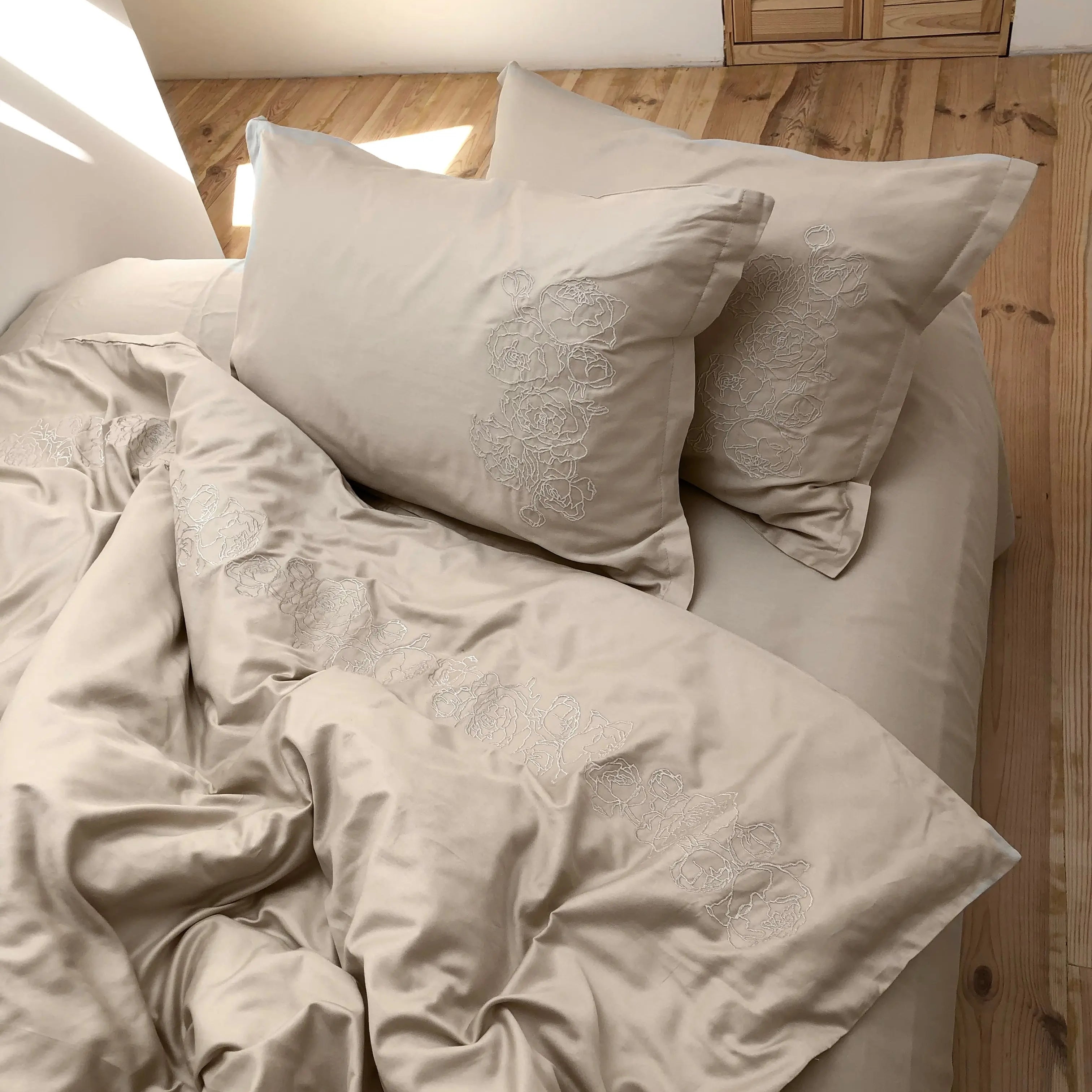 Pościel satynowa haftowana z merceryzowanej bawełny tureckiej 140 g/m² – latte z haftem piwonii | Kolekcja Haftowana Wivanco Bedding