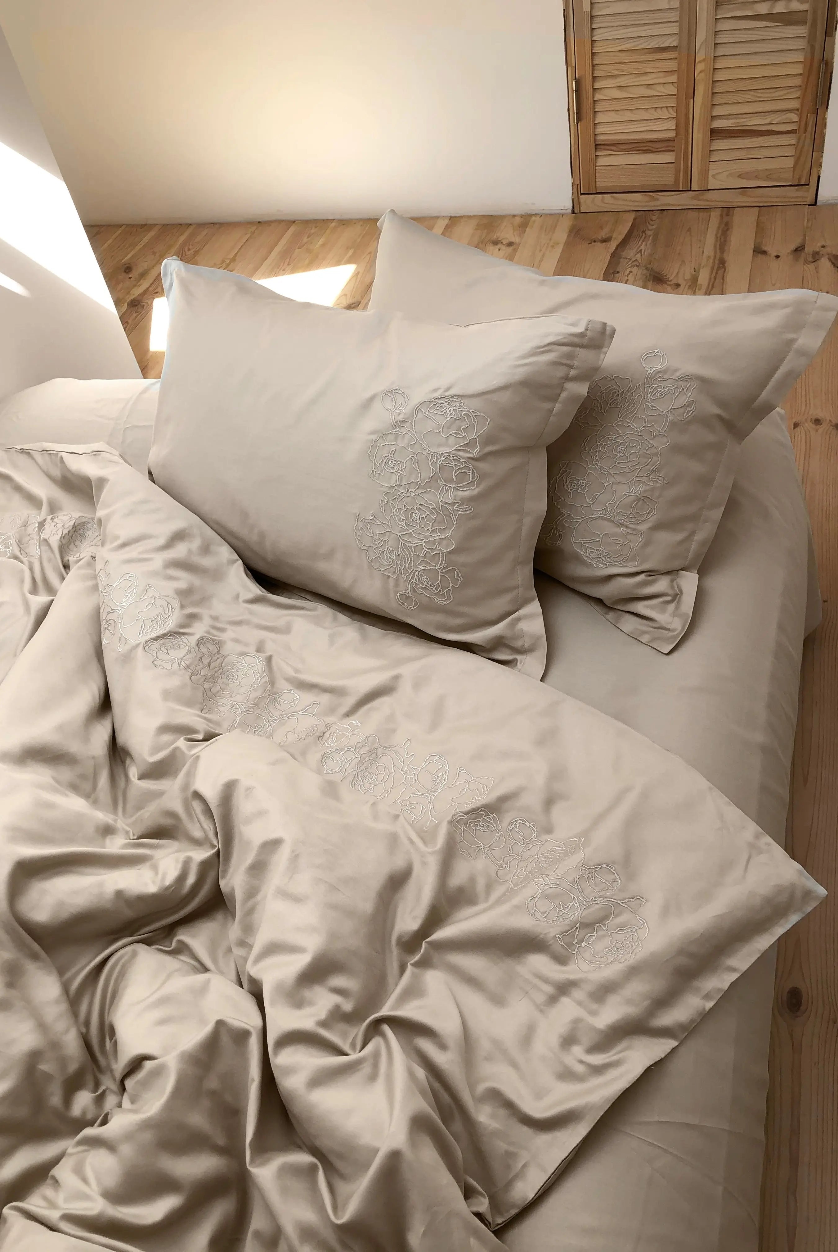 Pościel satynowa haftowana z merceryzowanej bawełny tureckiej 140 g/m² – latte z haftem piwonii | Kolekcja Haftowana Wivanco Bedding