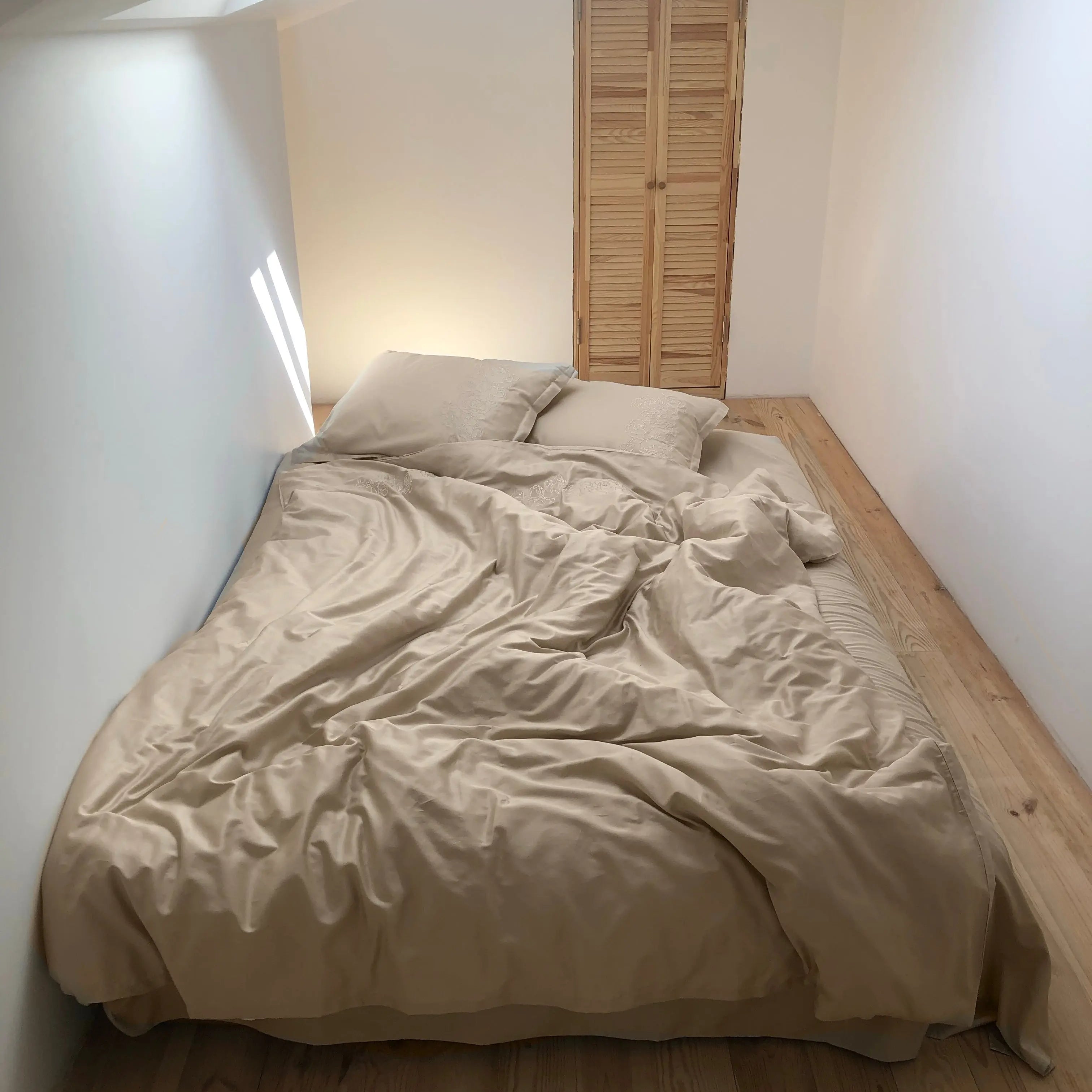 Pościel satynowa haftowana z merceryzowanej bawełny tureckiej 140 g/m² – latte z haftem piwonii | Kolekcja Haftowana Wivanco Bedding