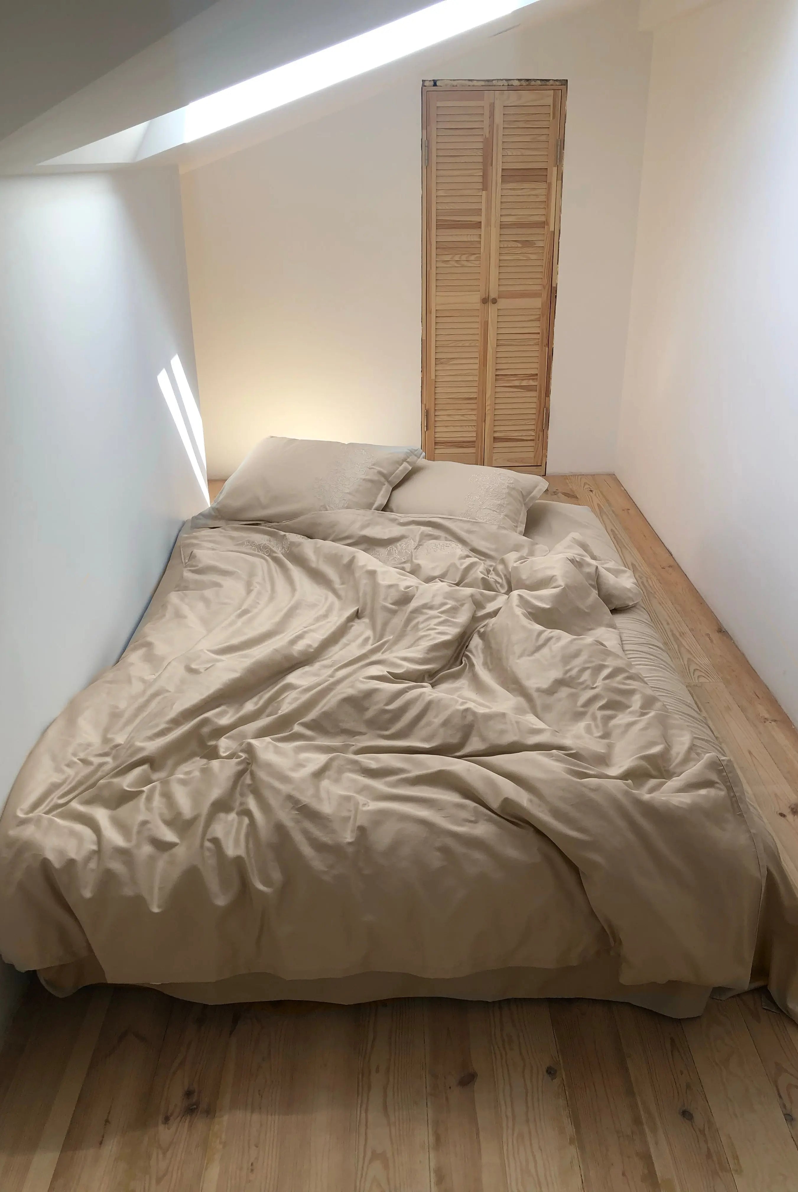 Pościel satynowa haftowana z merceryzowanej bawełny tureckiej 140 g/m² – latte z haftem piwonii | Kolekcja Haftowana Wivanco Bedding