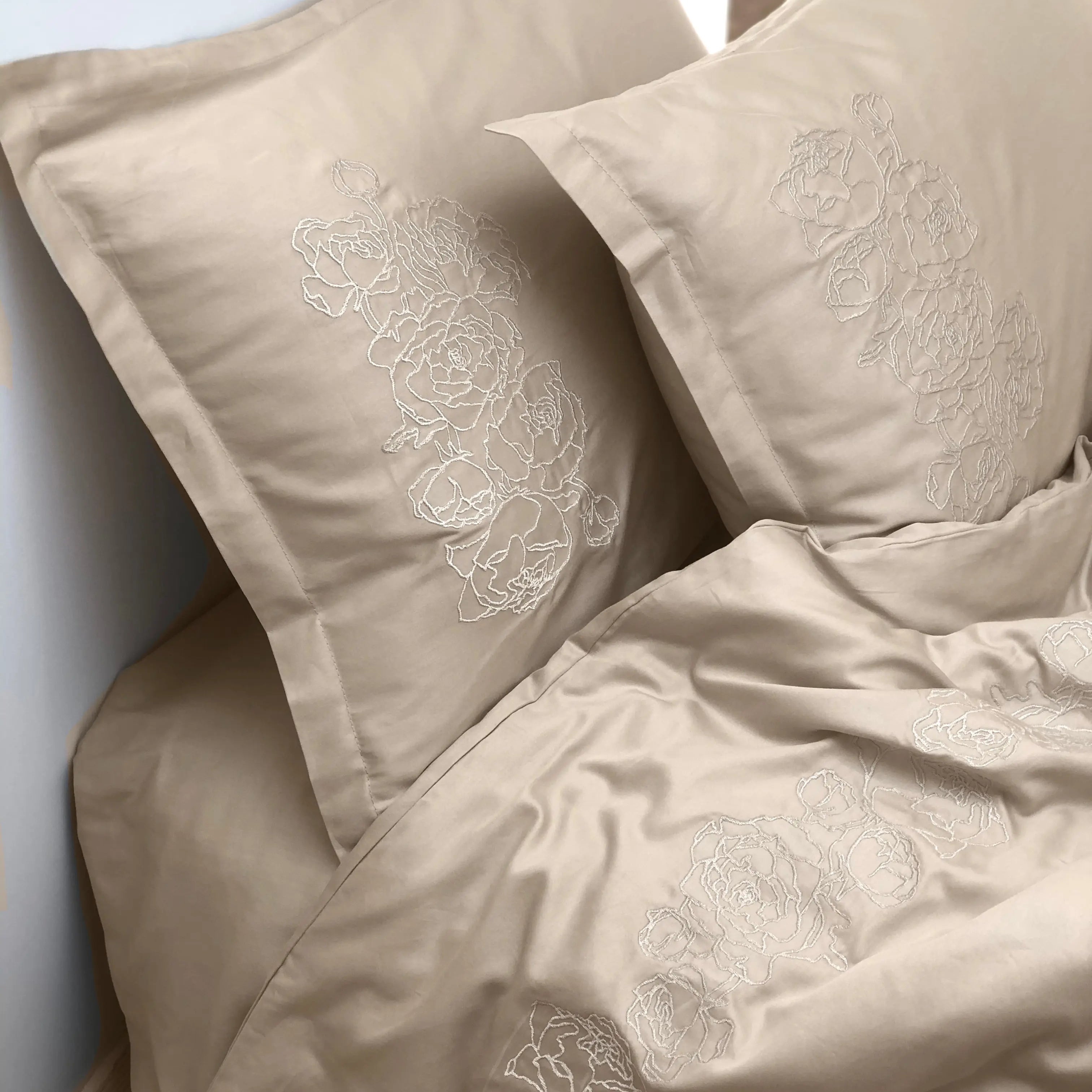Pościel satynowa haftowana z merceryzowanej bawełny tureckiej 140 g/m² – latte z haftem piwonii | Kolekcja Haftowana Wivanco Bedding