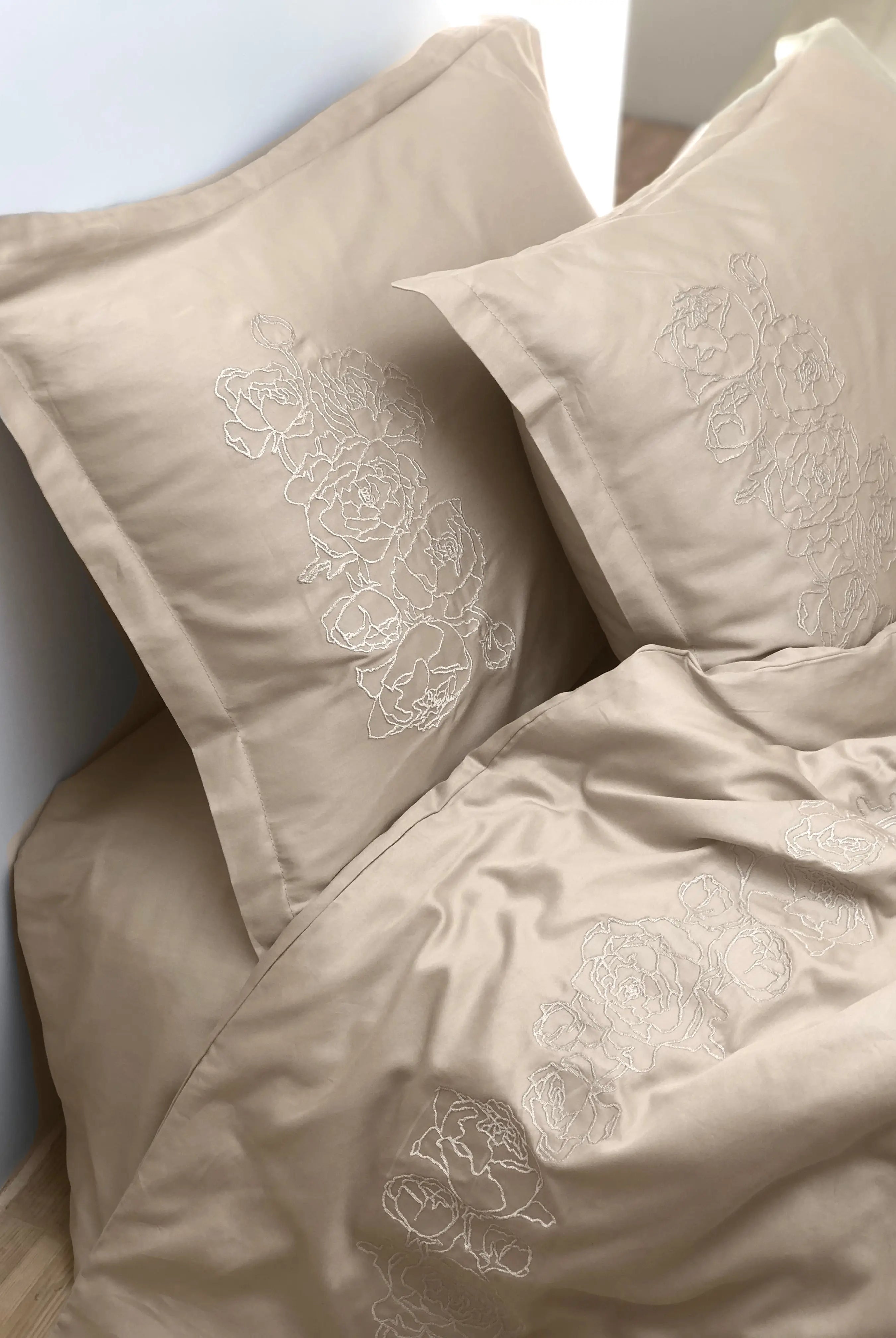 Pościel satynowa haftowana z merceryzowanej bawełny tureckiej 140 g/m² – latte z haftem piwonii | Kolekcja Haftowana Wivanco Bedding