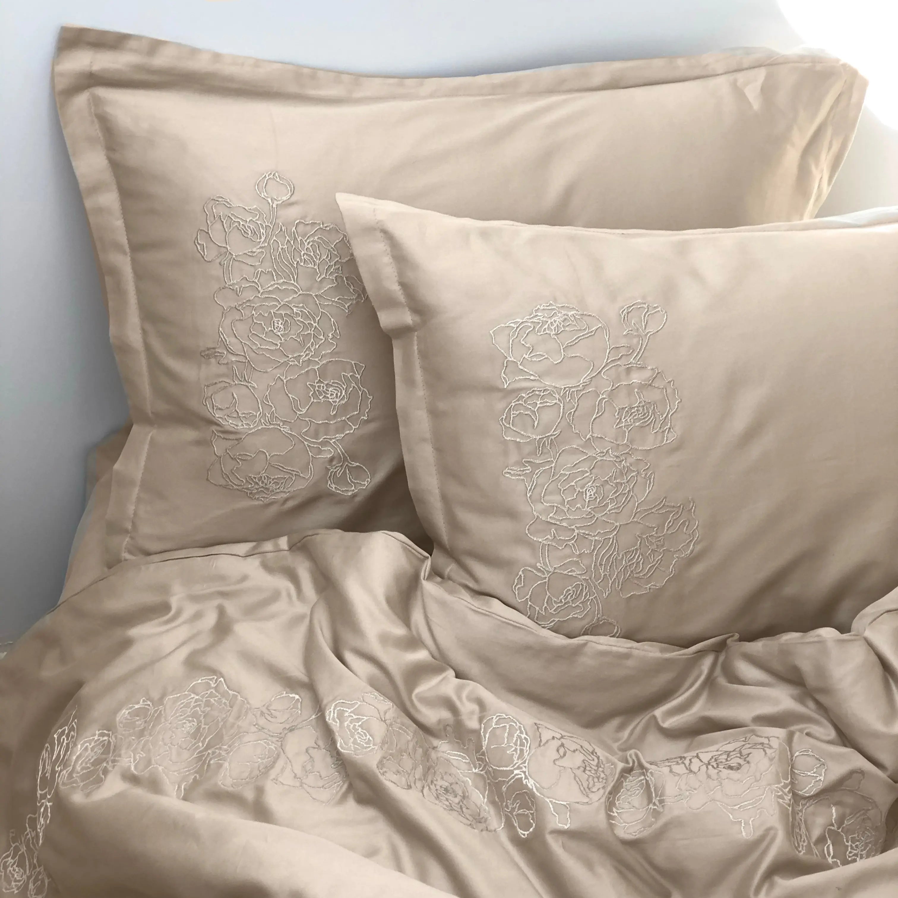 Pościel satynowa haftowana z merceryzowanej bawełny tureckiej 140 g/m² – latte z haftem piwonii | Kolekcja Haftowana Wivanco Bedding