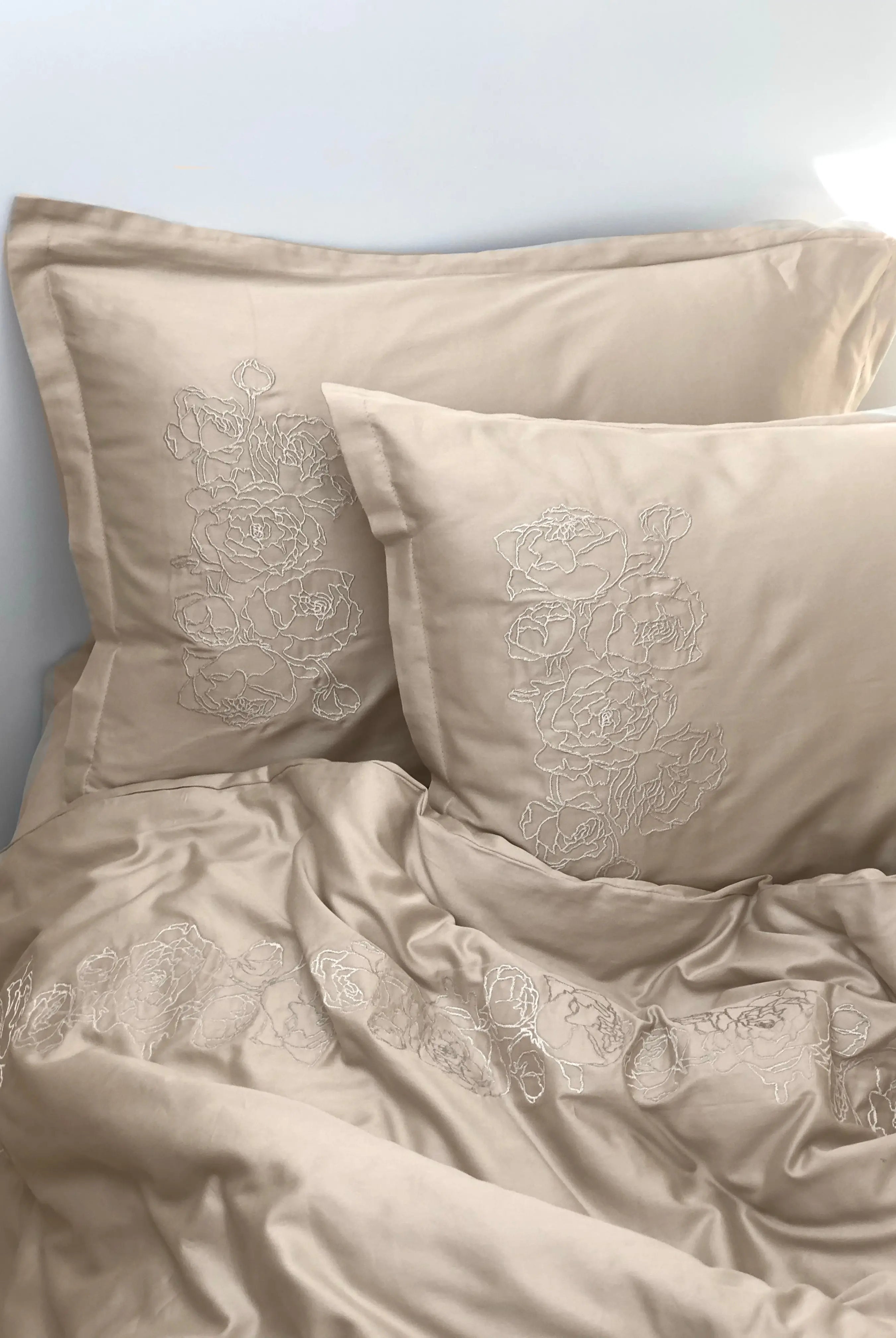 Pościel satynowa haftowana z merceryzowanej bawełny tureckiej 140 g/m² – latte z haftem piwonii | Kolekcja Haftowana Wivanco Bedding