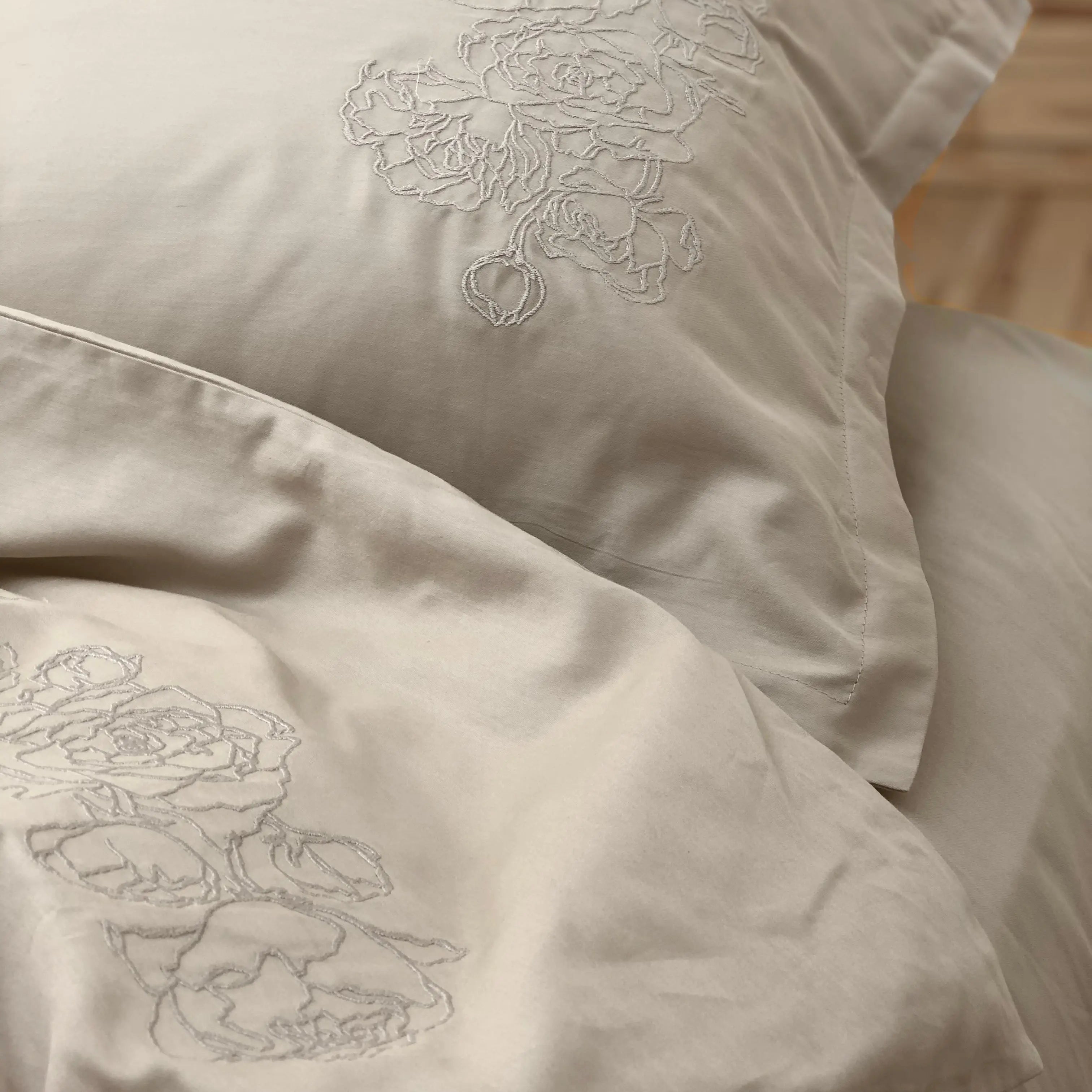 Pościel satynowa haftowana z merceryzowanej bawełny tureckiej 140 g/m² – latte z haftem piwonii | Kolekcja Haftowana Wivanco Bedding