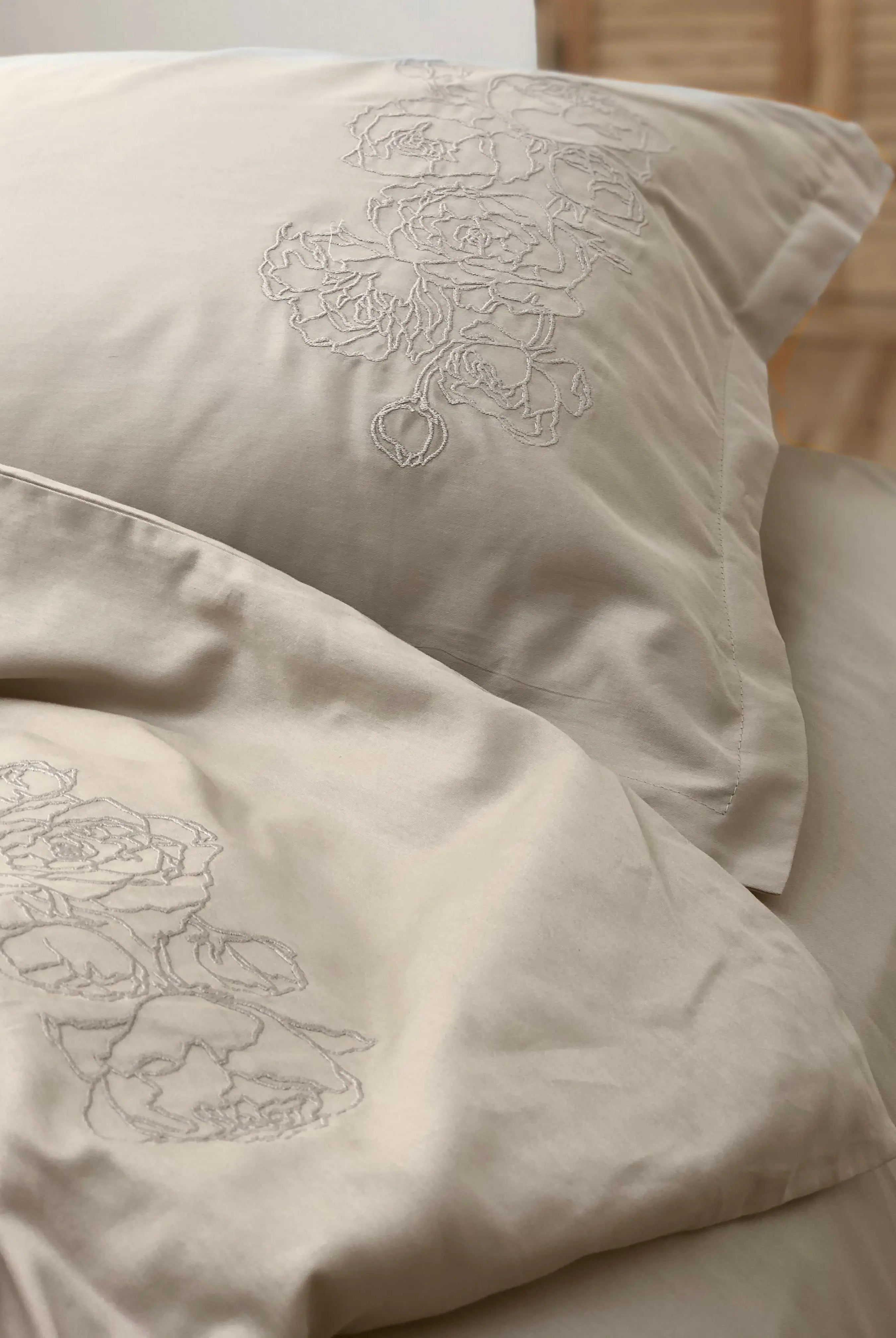 Pościel satynowa haftowana z merceryzowanej bawełny tureckiej 140 g/m² – latte z haftem piwonii | Kolekcja Haftowana Wivanco Bedding