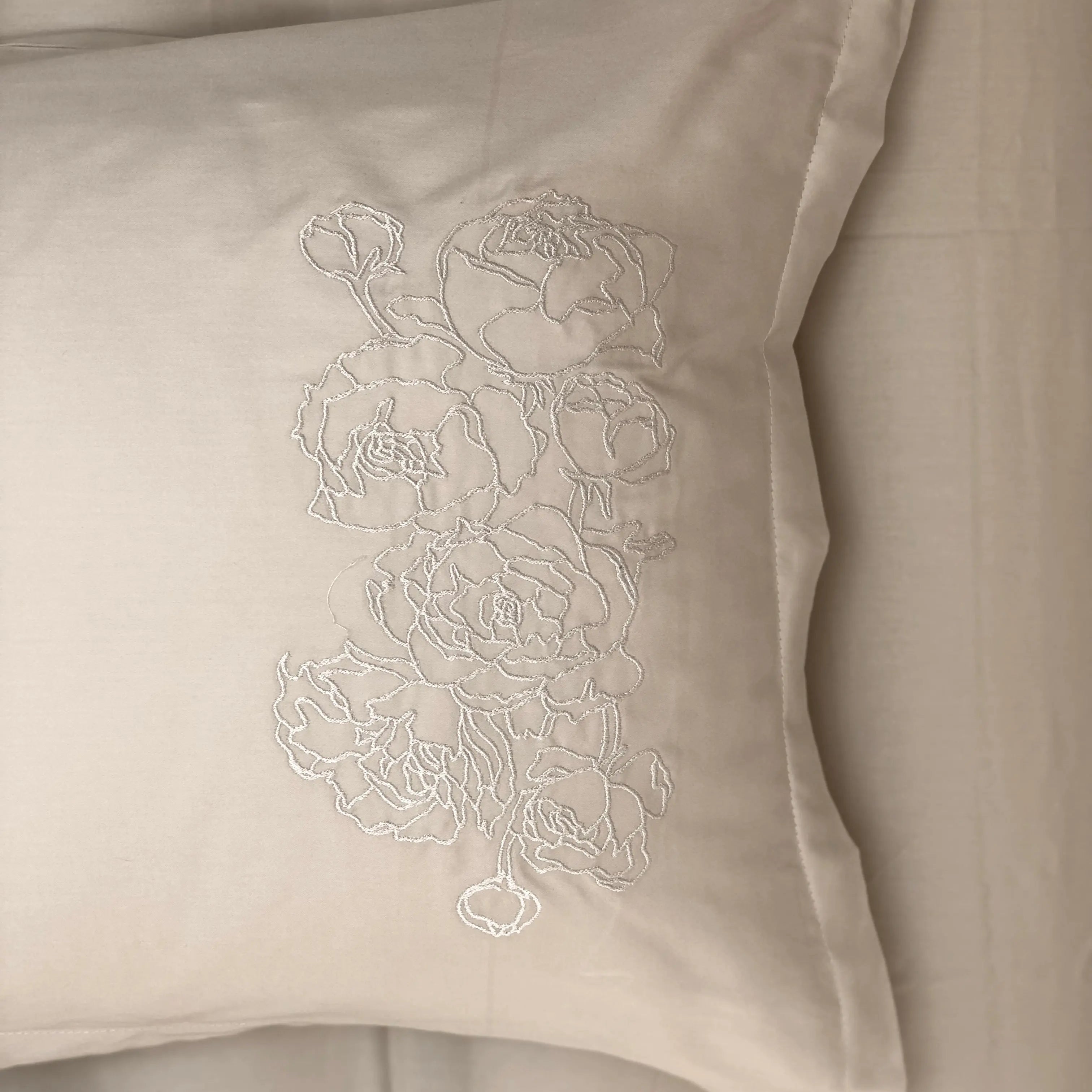 Pościel satynowa haftowana z merceryzowanej bawełny tureckiej 140 g/m² – latte z haftem piwonii | Kolekcja Haftowana Wivanco Bedding
