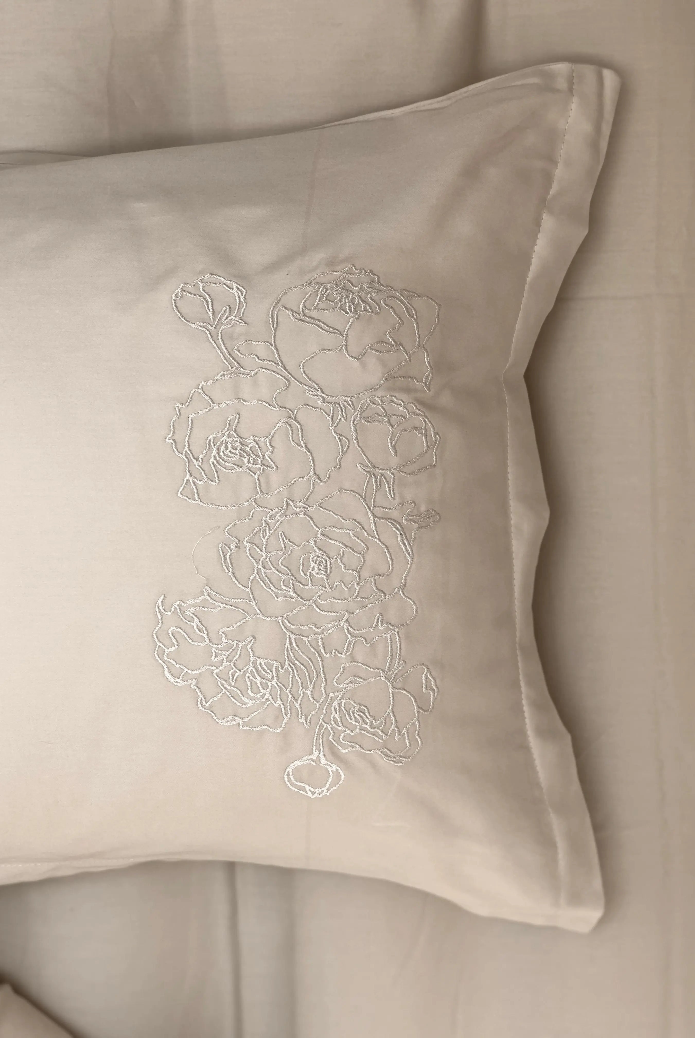 Pościel satynowa haftowana z merceryzowanej bawełny tureckiej 140 g/m² – latte z haftem piwonii | Kolekcja Haftowana Wivanco Bedding