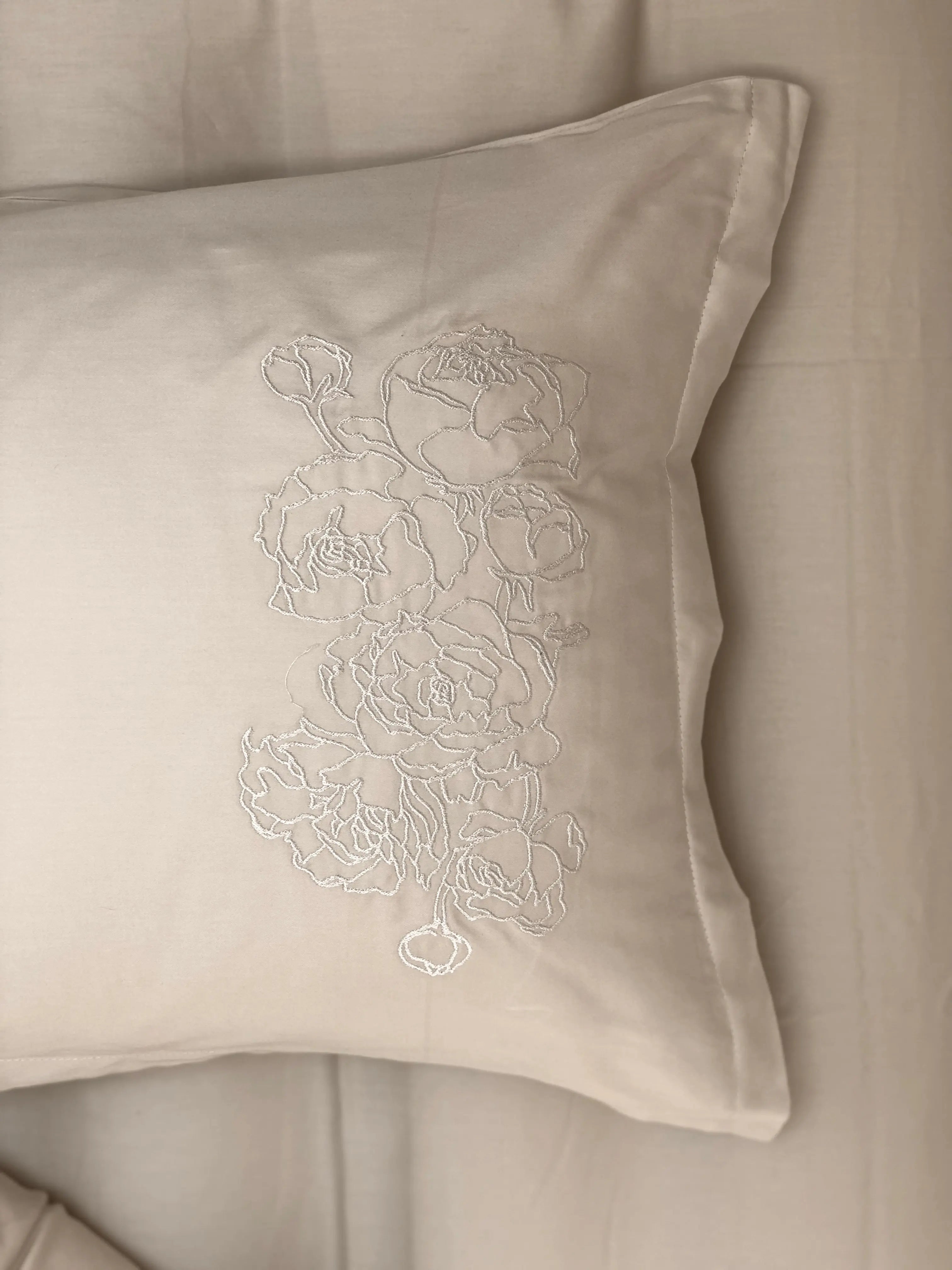 Pościel satynowa haftowana z merceryzowanej bawełny tureckiej 140 g/m² – latte z haftem piwonii | Kolekcja Haftowana Wivanco Bedding