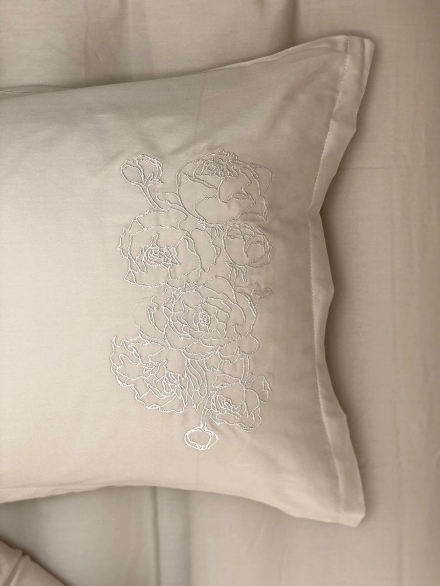 Pościel satynowa haftowana z merceryzowanej bawełny tureckiej 140 g/m² – latte z haftem piwonii | Kolekcja Haftowana Wivanco Bedding