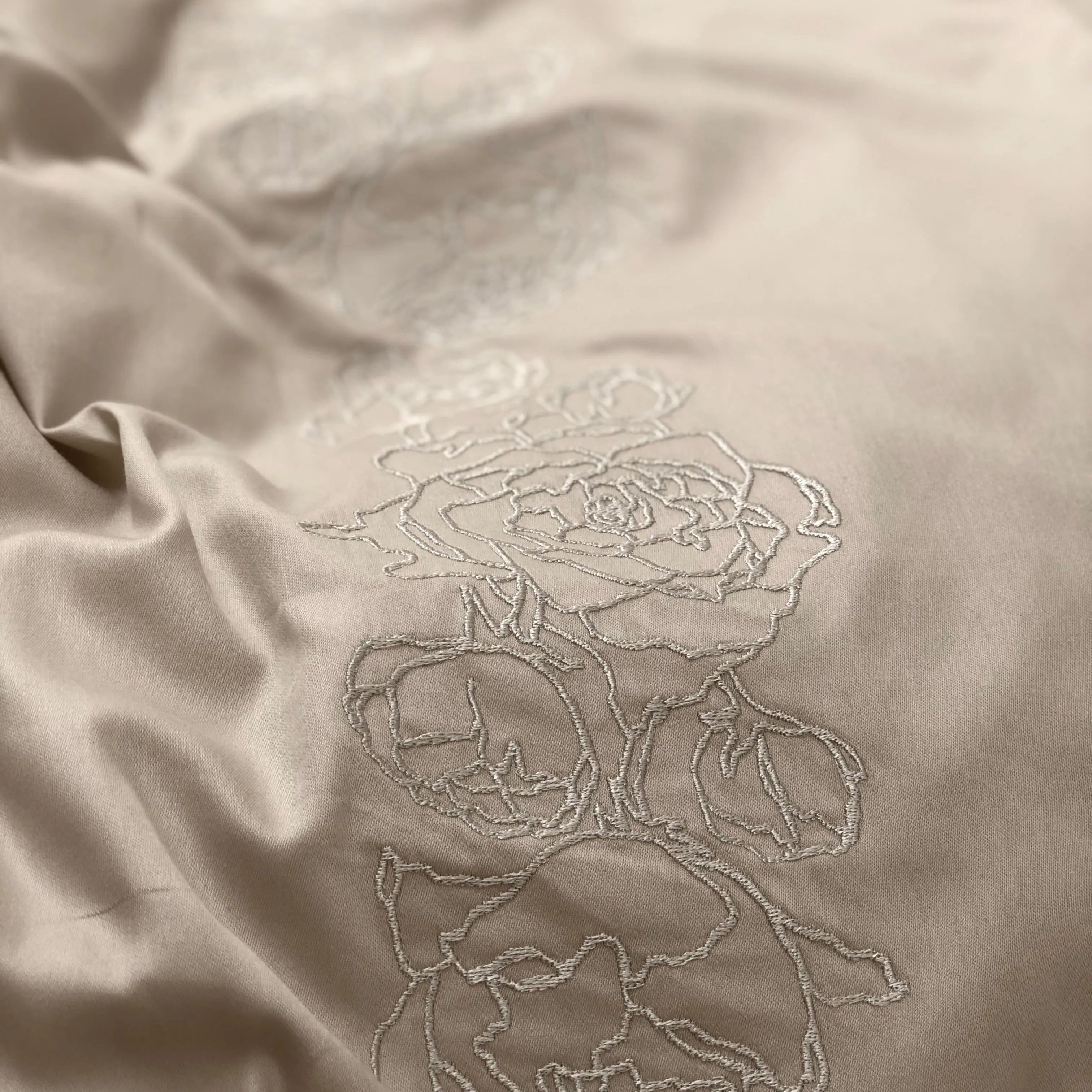 Pościel satynowa haftowana z merceryzowanej bawełny tureckiej 140 g/m² – latte z haftem piwonii | Kolekcja Haftowana Wivanco Bedding