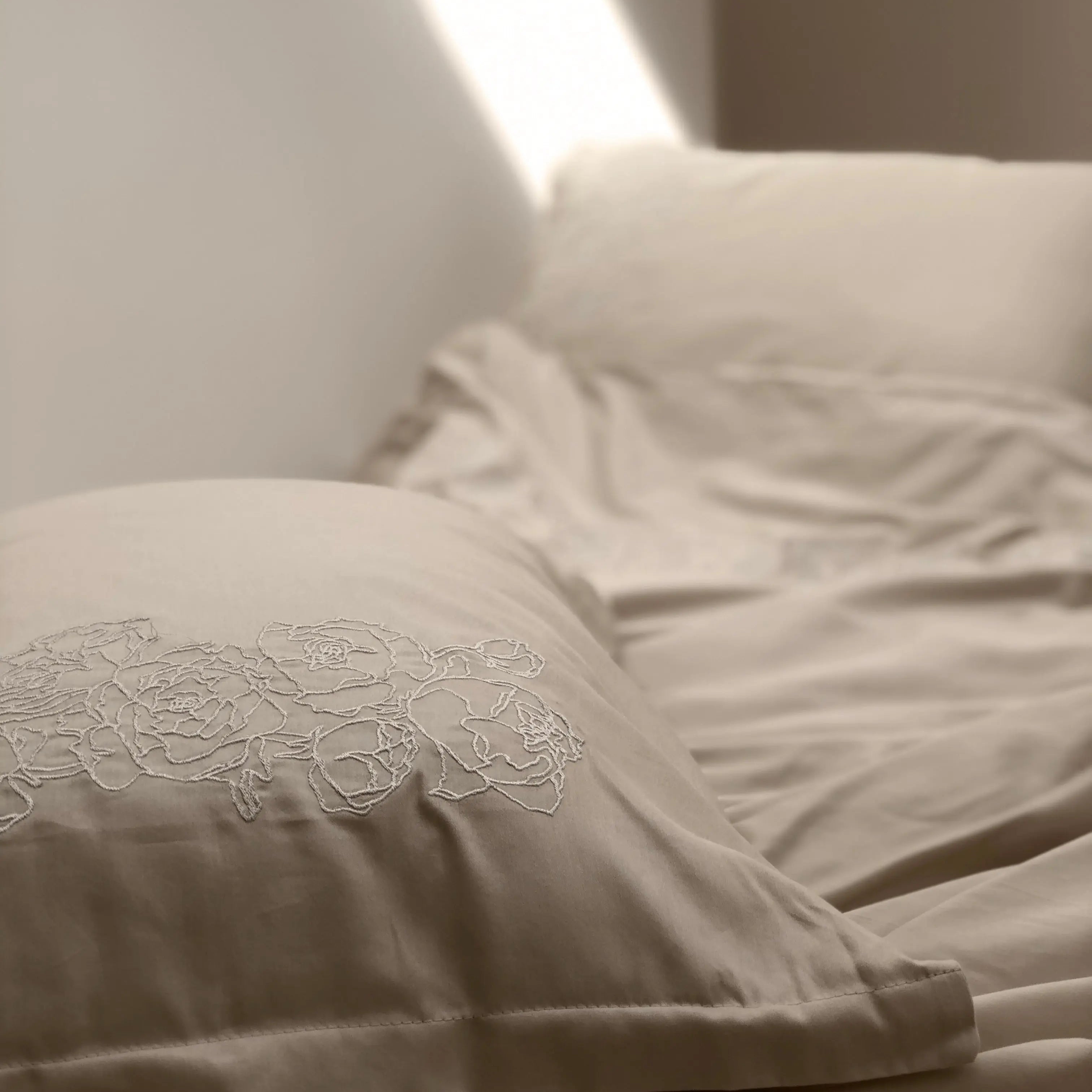 Pościel satynowa haftowana z merceryzowanej bawełny tureckiej 140 g/m² – latte z haftem piwonii | Kolekcja Haftowana Wivanco Bedding