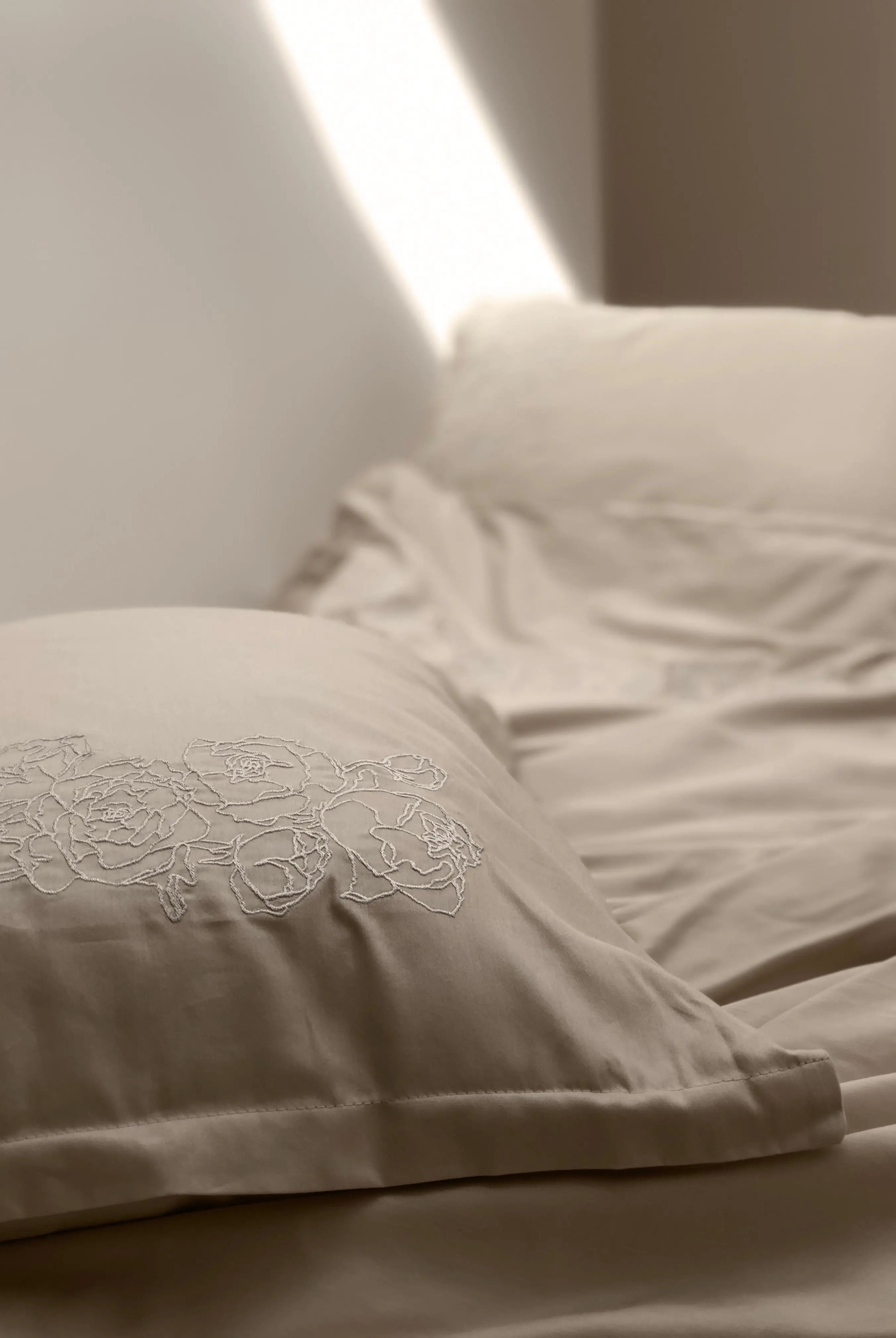 Pościel satynowa haftowana z merceryzowanej bawełny tureckiej 140 g/m² – latte z haftem piwonii | Kolekcja Haftowana Wivanco Bedding