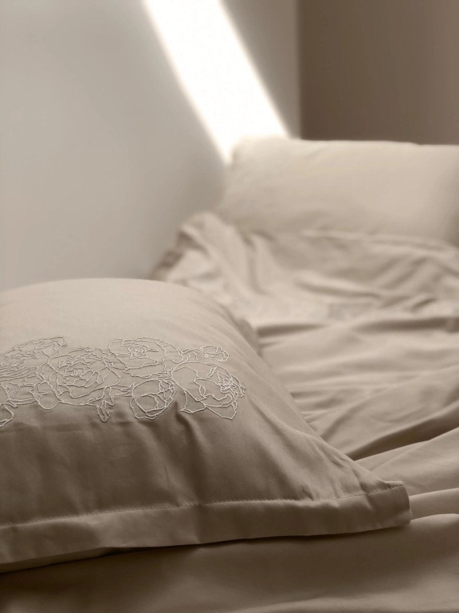 Pościel satynowa haftowana z merceryzowanej bawełny tureckiej 140 g/m² – latte z haftem piwonii | Kolekcja Haftowana Wivanco Bedding