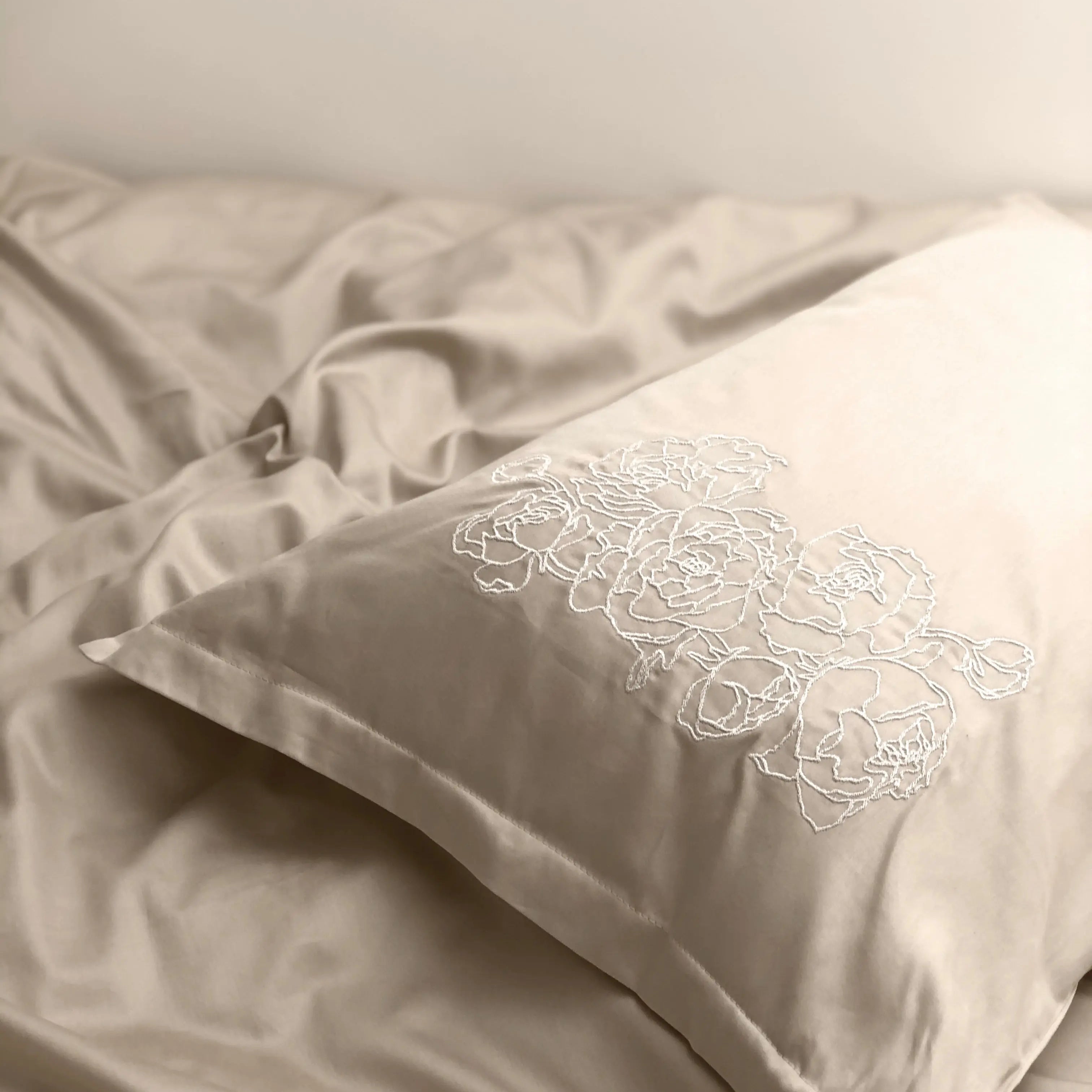 Pościel satynowa haftowana z merceryzowanej bawełny tureckiej 140 g/m² – latte z haftem piwonii | Kolekcja Haftowana Wivanco Bedding