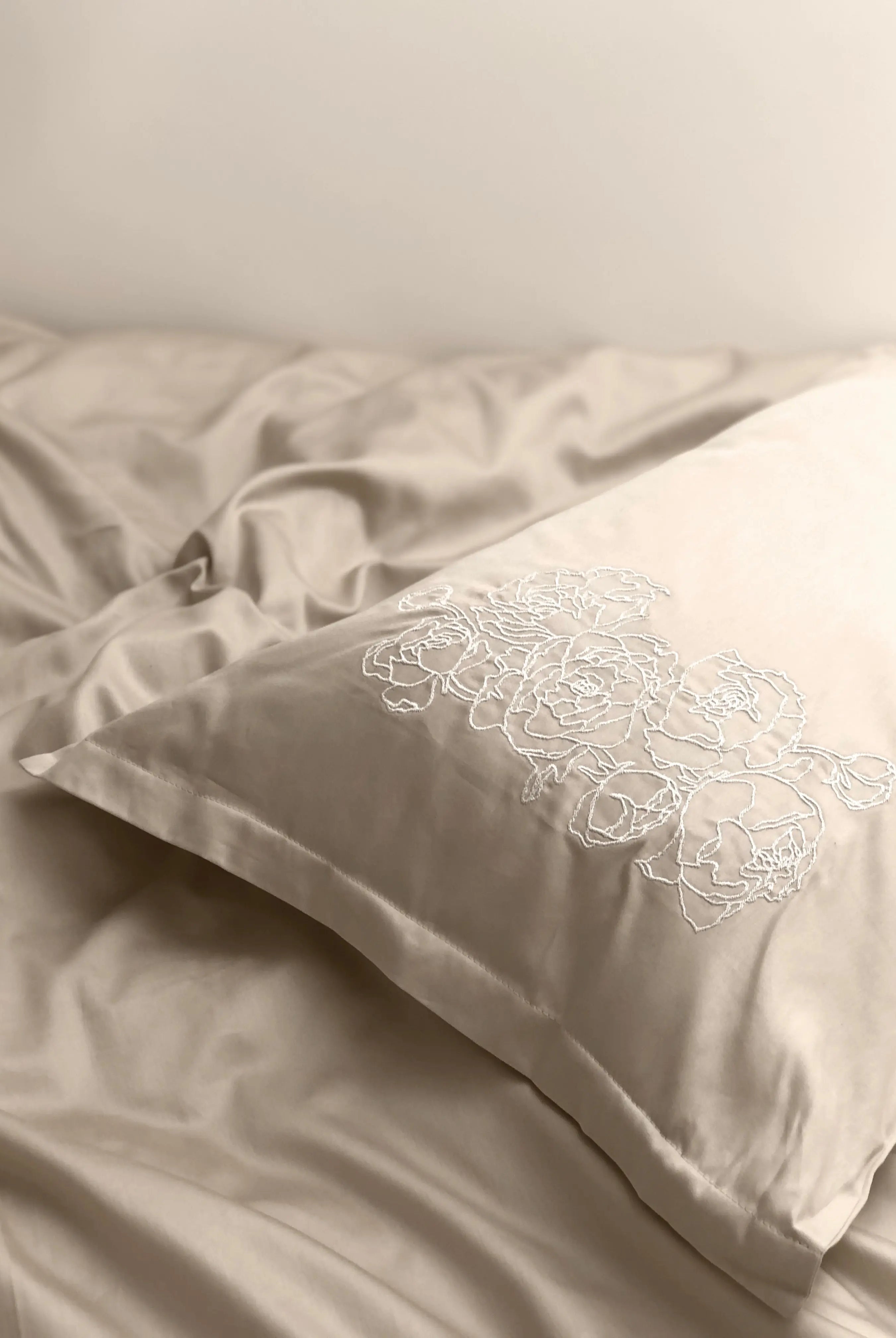 Pościel satynowa haftowana z merceryzowanej bawełny tureckiej 140 g/m² – latte z haftem piwonii | Kolekcja Haftowana Wivanco Bedding