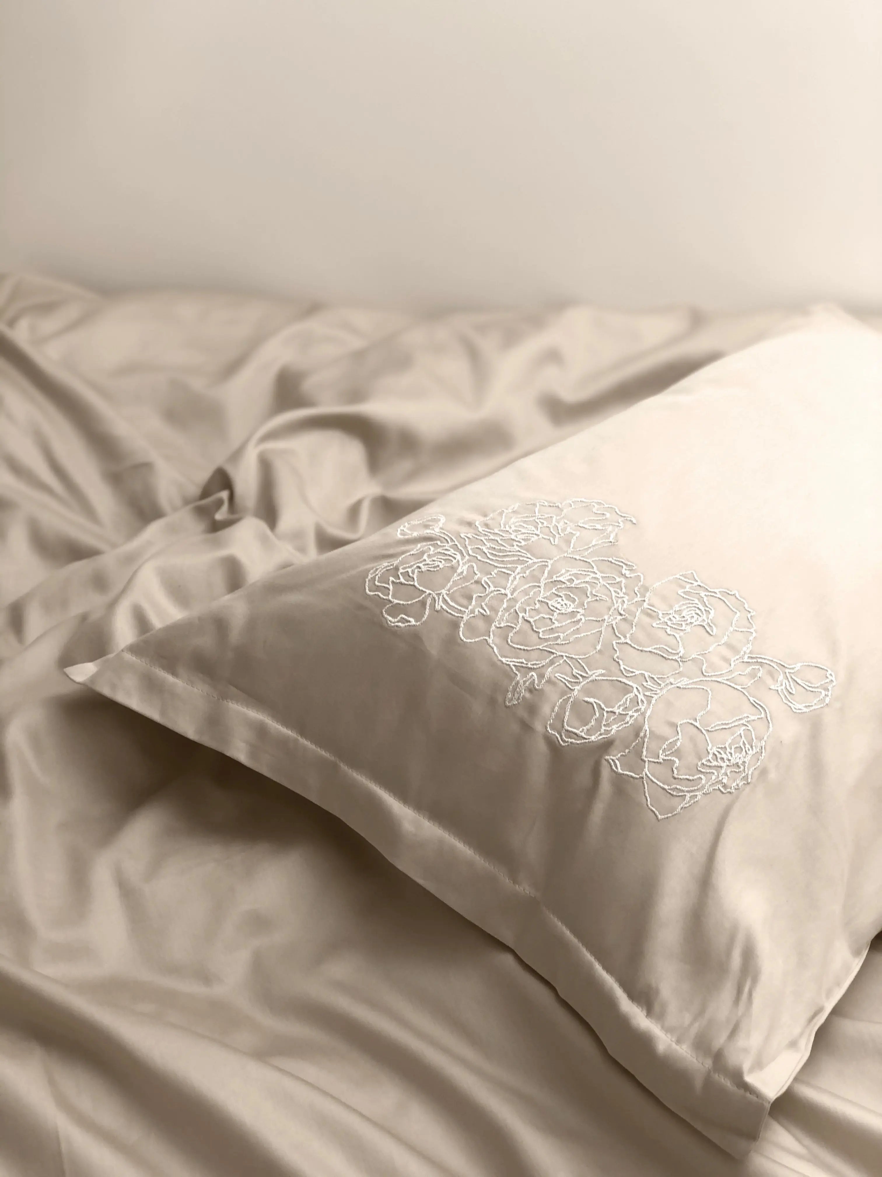 Pościel satynowa haftowana z merceryzowanej bawełny tureckiej 140 g/m² – latte z haftem piwonii | Kolekcja Haftowana Wivanco Bedding