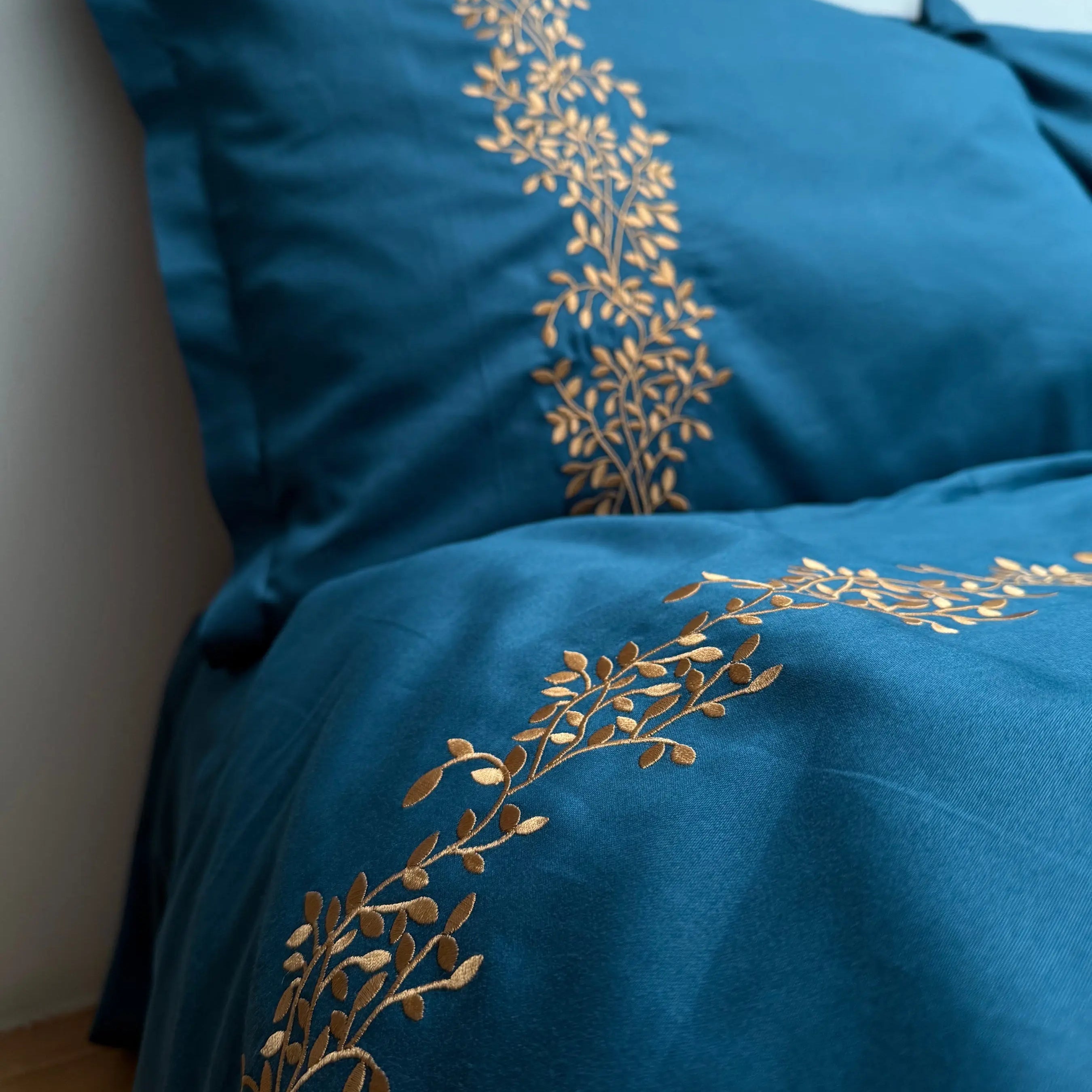 Pościel satynowa haftowana z merceryzowanej bawełny tureckiej 140 g/m² – petrolowa z miedzianym haftem gałązek | Kolekcja Haftowana Wivanco Bedding