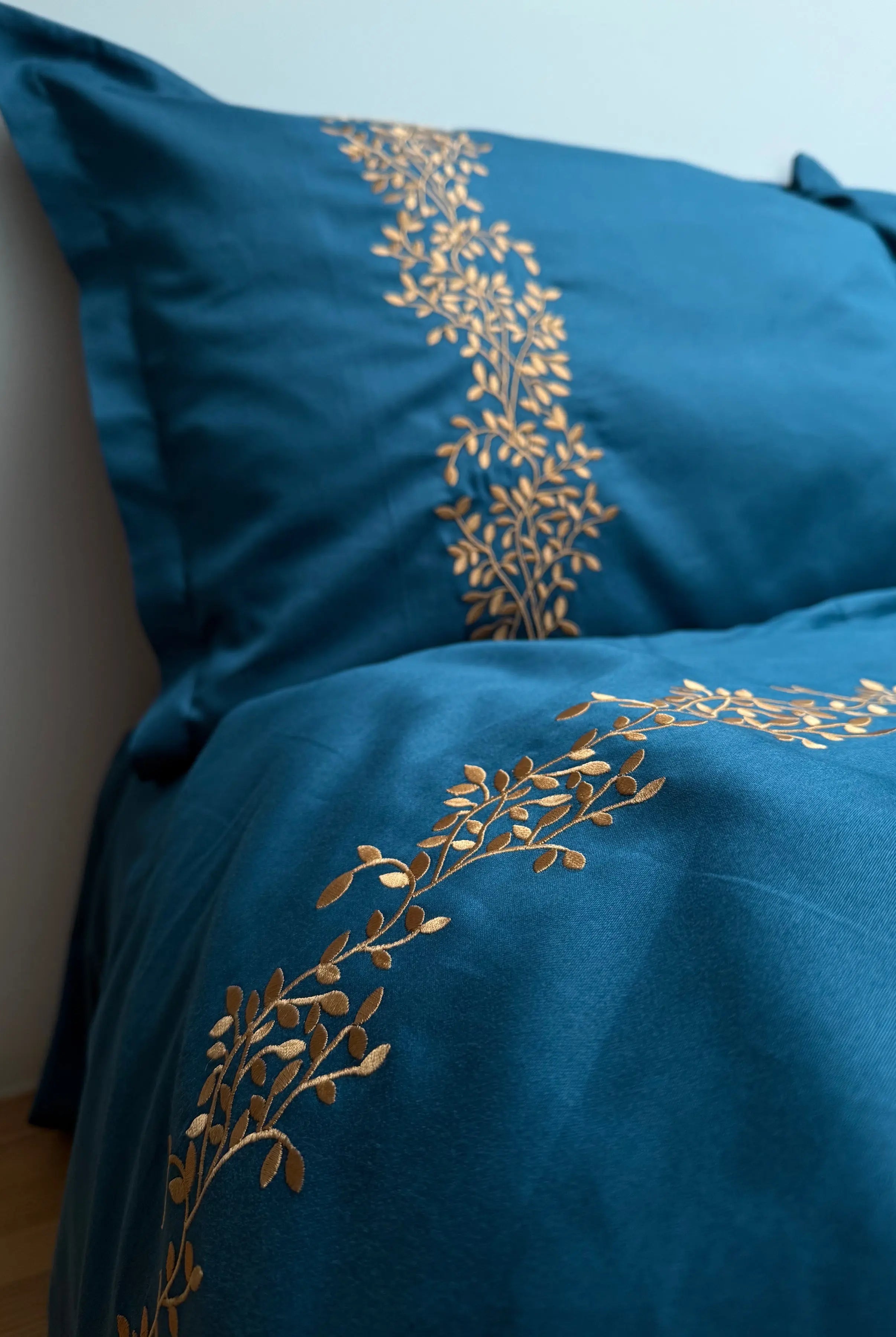 Pościel satynowa haftowana z merceryzowanej bawełny tureckiej 140 g/m² – petrolowa z miedzianym haftem gałązek | Kolekcja Haftowana Wivanco Bedding