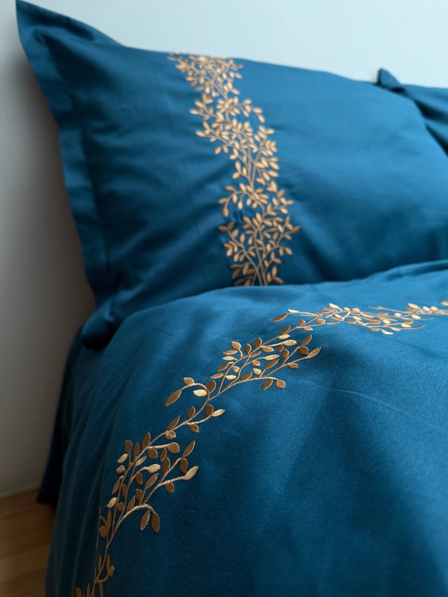 Pościel satynowa haftowana z merceryzowanej bawełny tureckiej 140 g/m² – petrolowa z miedzianym haftem gałązek | Kolekcja Haftowana Wivanco Bedding