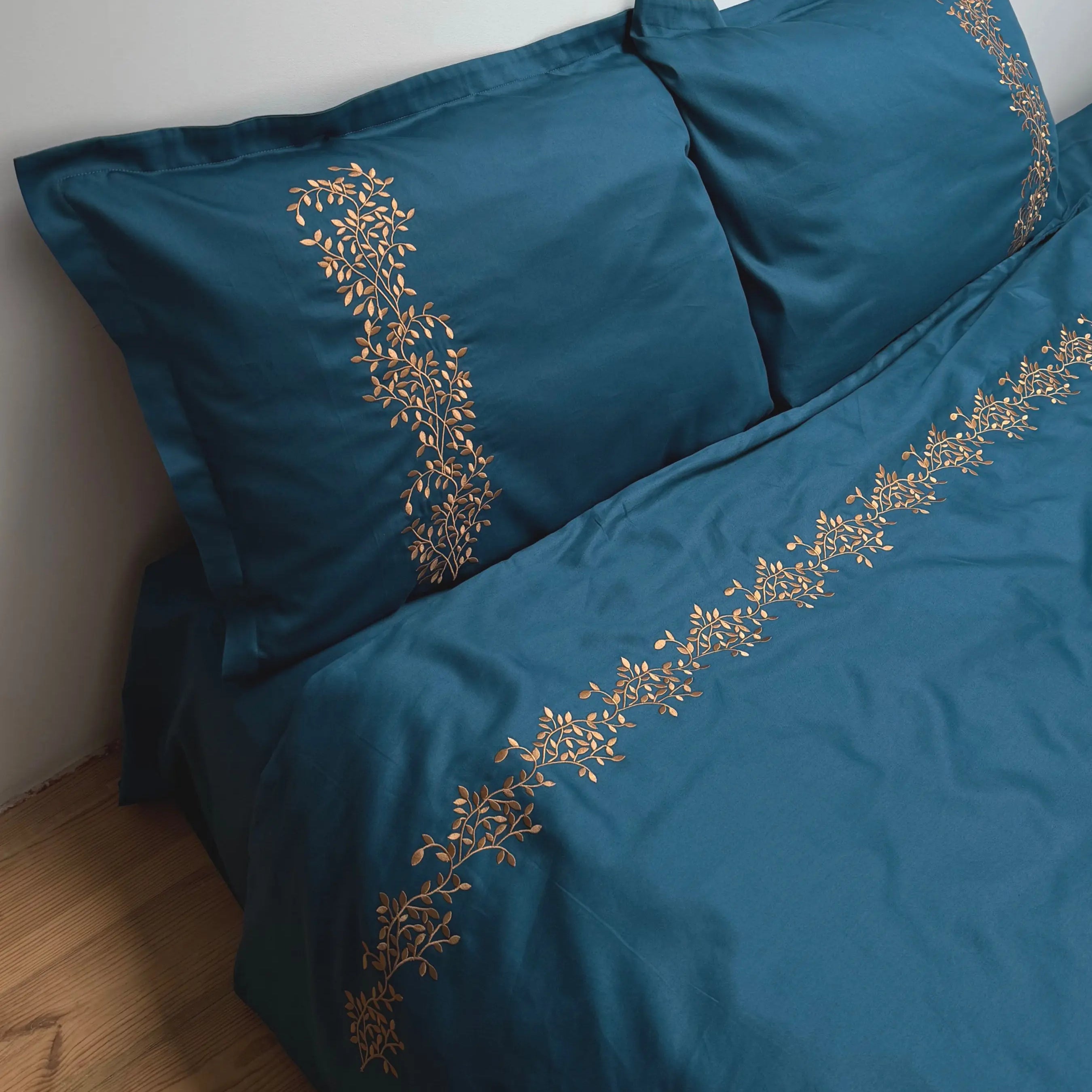 Pościel satynowa haftowana z merceryzowanej bawełny tureckiej 140 g/m² – petrolowa z miedzianym haftem gałązek | Kolekcja Haftowana Wivanco Bedding