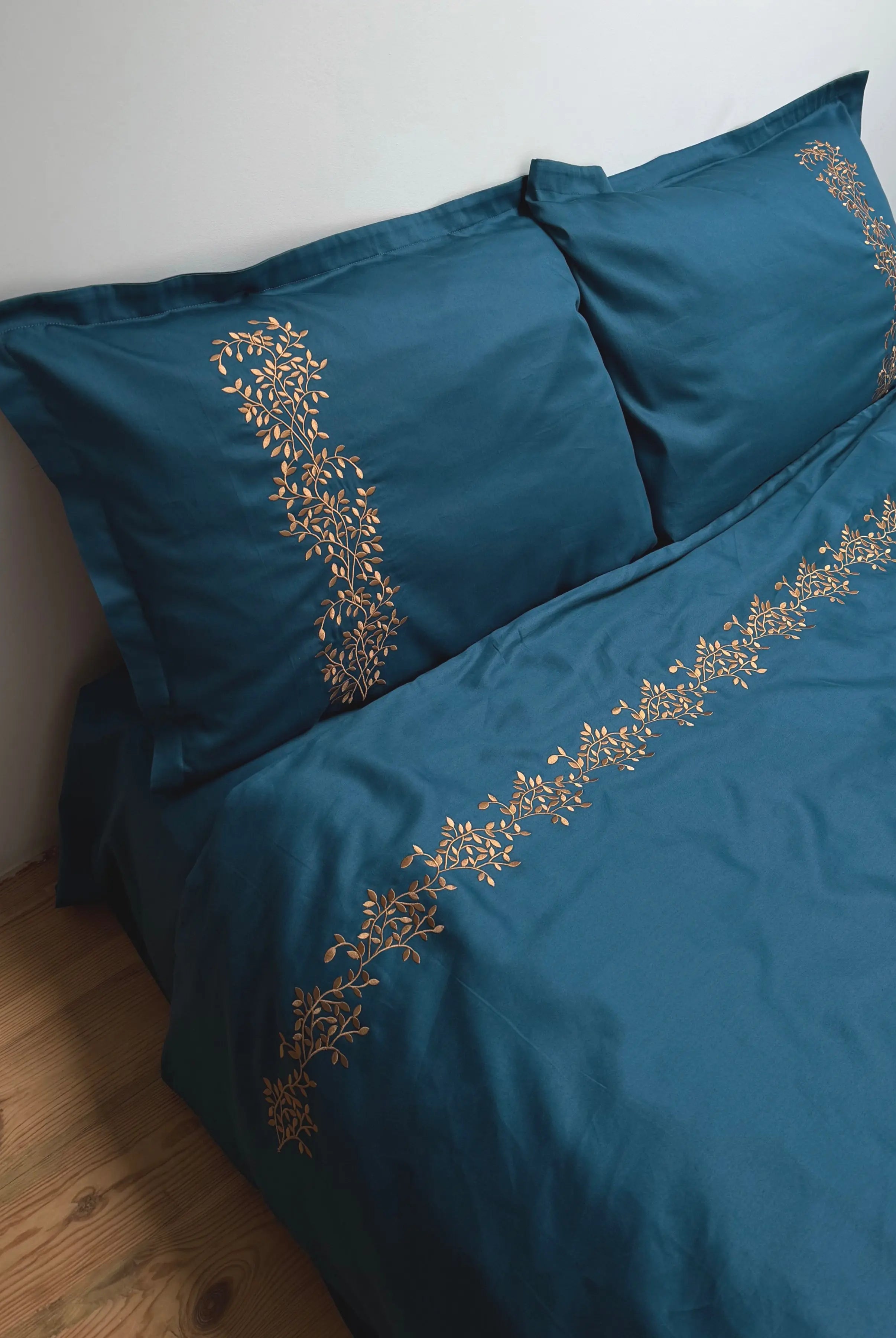 Pościel satynowa haftowana z merceryzowanej bawełny tureckiej 140 g/m² – petrolowa z miedzianym haftem gałązek | Kolekcja Haftowana Wivanco Bedding