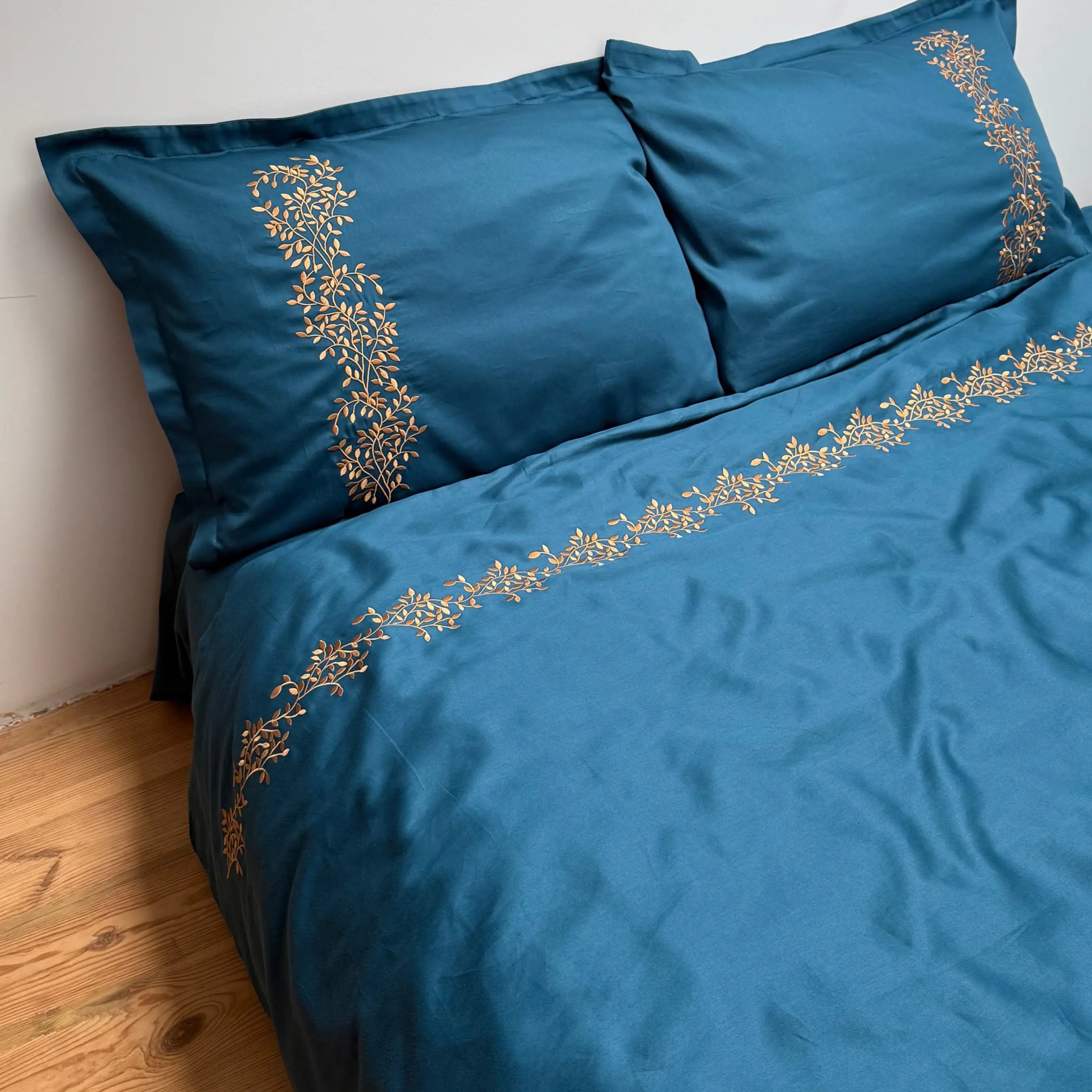 Pościel satynowa haftowana z merceryzowanej bawełny tureckiej 140 g/m² – petrolowa z miedzianym haftem gałązek | Kolekcja Haftowana Wivanco Bedding