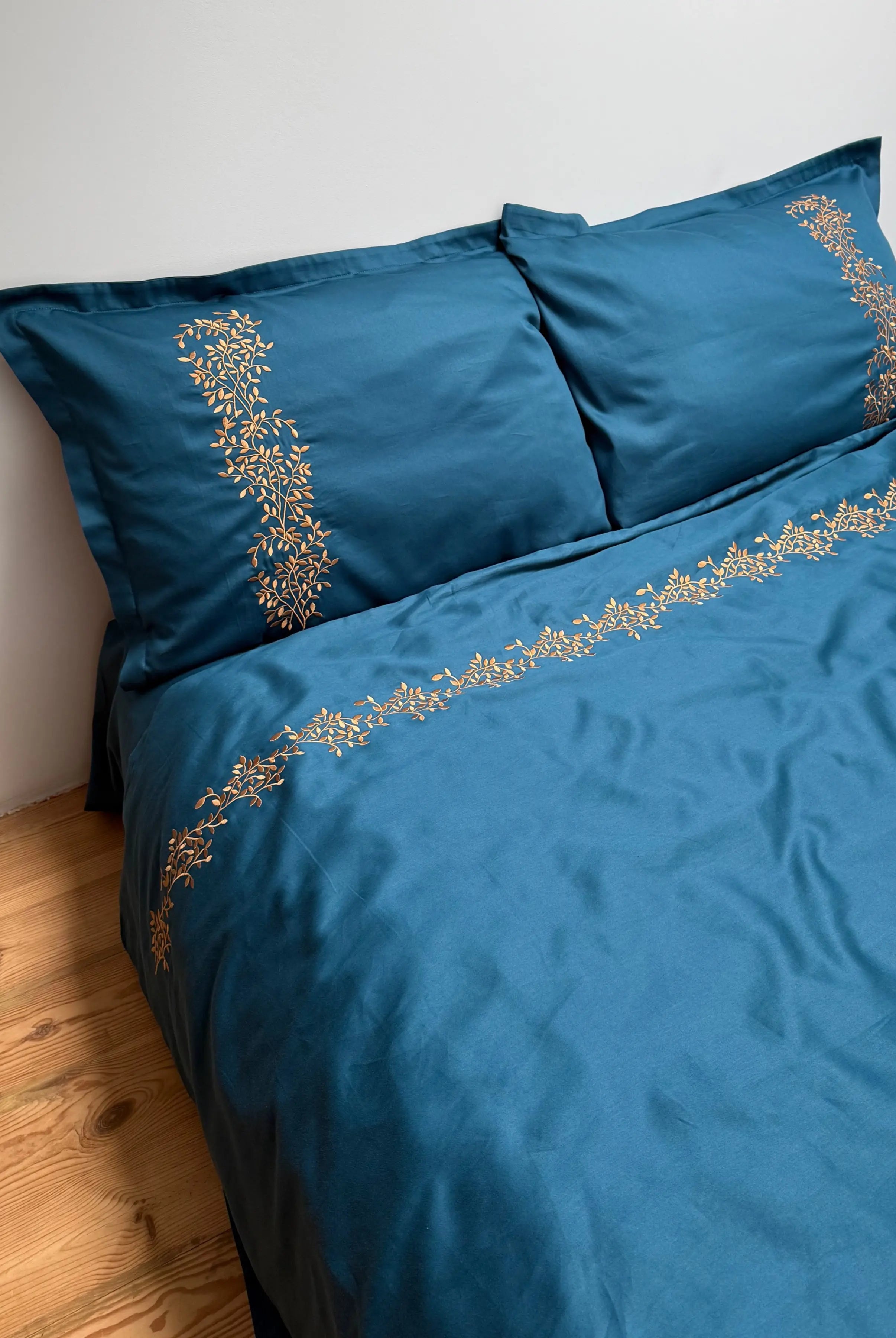 Pościel satynowa haftowana z merceryzowanej bawełny tureckiej 140 g/m² – petrolowa z miedzianym haftem gałązek | Kolekcja Haftowana Wivanco Bedding