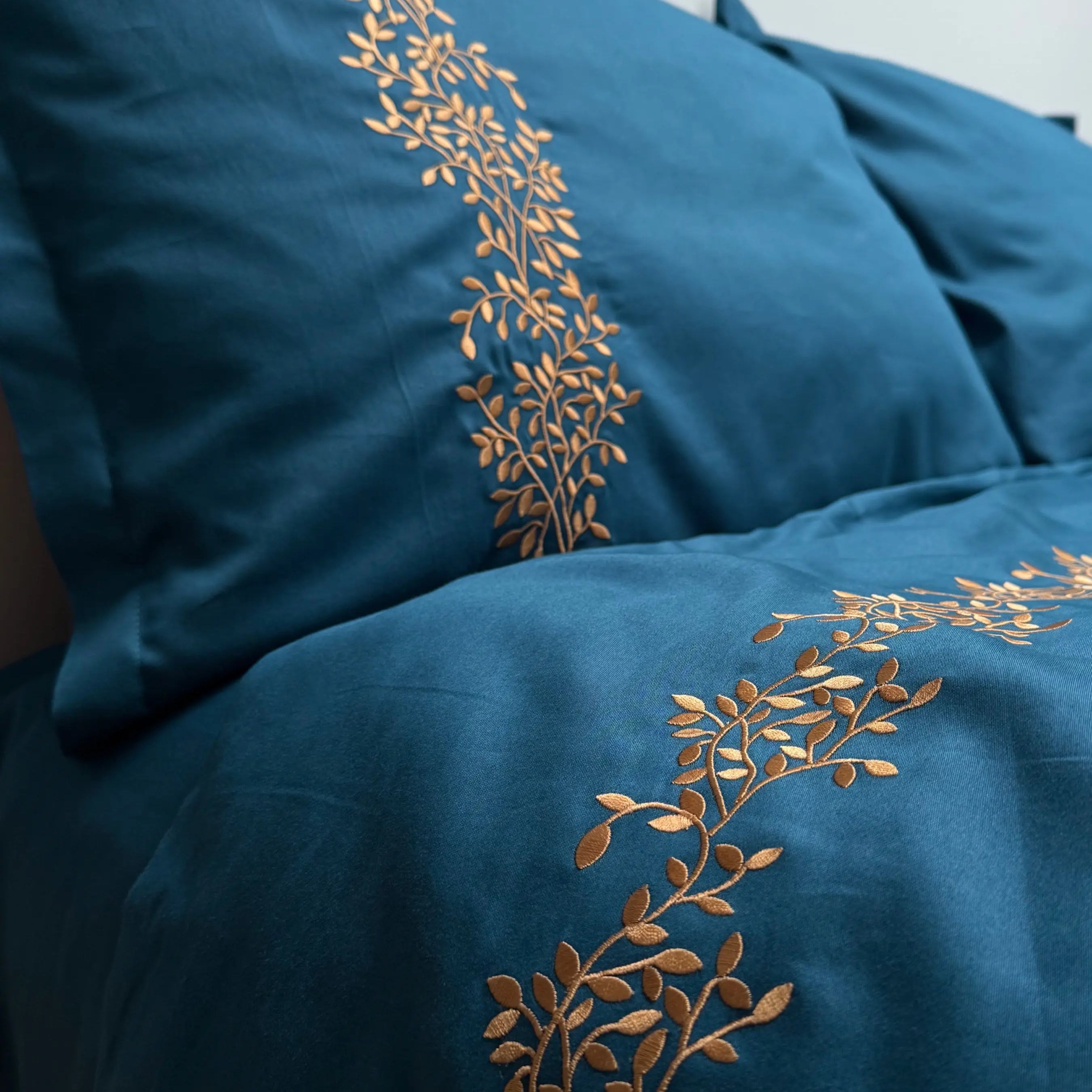 Pościel satynowa haftowana z merceryzowanej bawełny tureckiej 140 g/m² – petrolowa z miedzianym haftem gałązek | Kolekcja Haftowana Wivanco Bedding